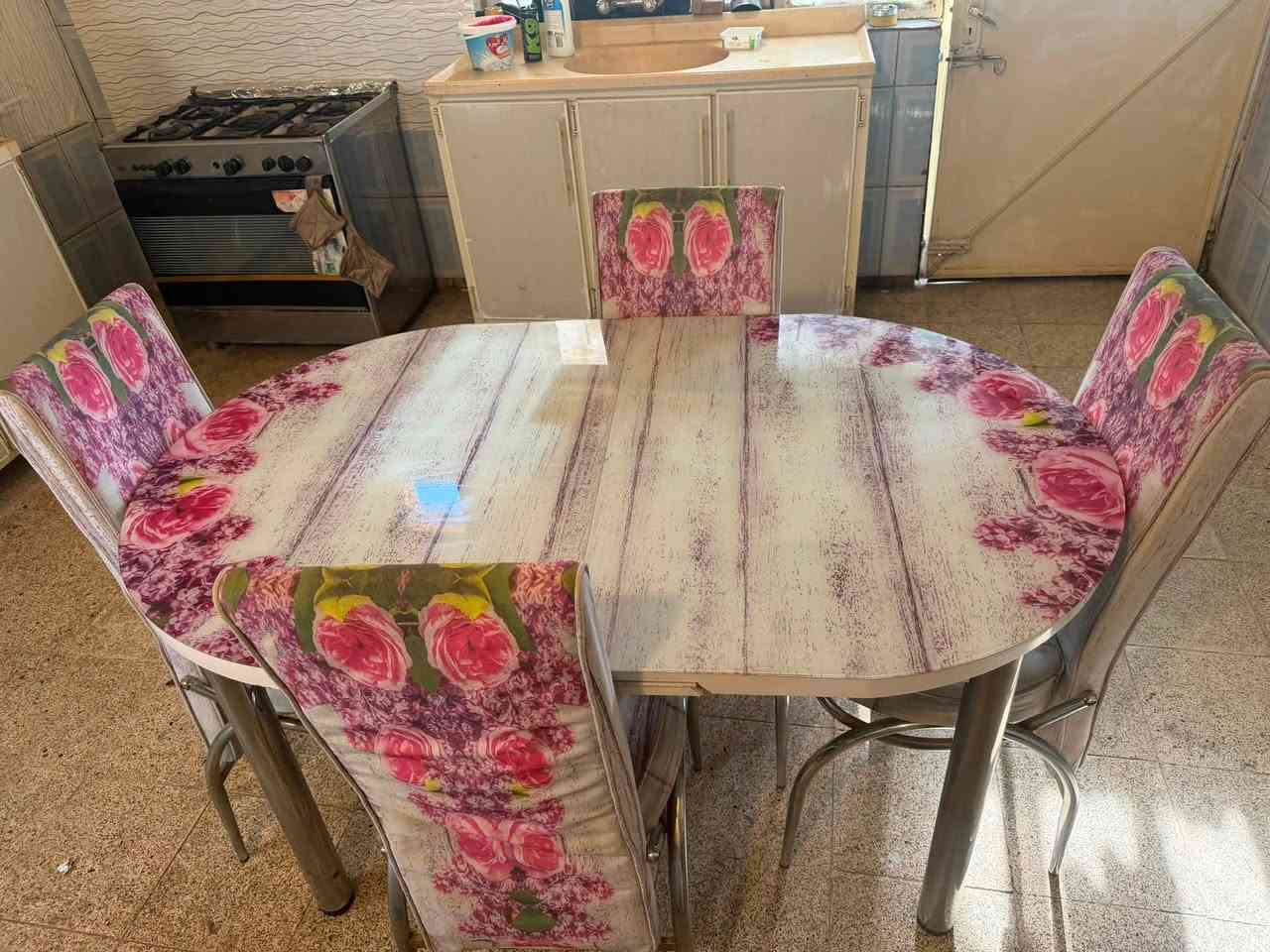 ميز طعام ب30الف ققط كرسي يحتاج تصليح 
مبردة إيرانية سرعه ب75الف شرط البروده 
شراي يتصل ***********
