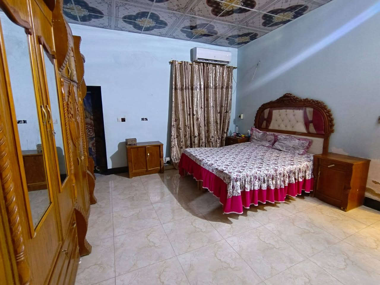 دار سكن للبيع مساحتها ٢٥٠م بناء حجر سقف كونكرت..
 يحتوي على غرفتين نوم وصاله ومطبخ واستقبال وطارمه ..
سعر مناسب جدا 
موقعه خلف مركز شرطة حي الجامعة  ..
مراجعة مكتب جاسم البديري ..
الواقع ع حولي الجامعة مقابل دور الاساتذه ..
***********
***********
