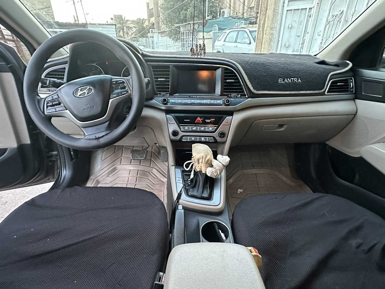 السلام عليكم ورحمة الله وبركاته 
إلنترا وارد امريكي 2017 
محرك 2000 دوش 
كير محرك تبريد صدر مكفولات بحاله جيده 
رقم بغداد بأسمي 
مواصفات نص فول 
داخل بيجي 
حادثها جانبي موضح بصور جاملغ وشخط بل بيبان ثنين وبيها ملاحضه بجاملغ الخلفي والباب 
السعررر 110 وبيها مجال بسيط 
مكاني بغداد التاجيات او الكاظميه 
***********
