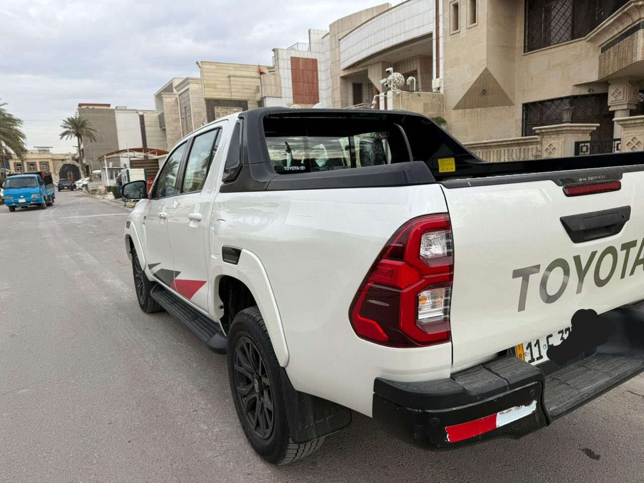 السلام عليكم

هايلوكس جي ار 2022

ماشية 100 رقم بغداد دولي

كويتي اصل

سيارة جديدة بمعنى الكلمة ماخذها زيرو

ملاحضة بسيطة باب خلف السايق بي طعجة اثر دراجة شحن وسويتها وصورتها موجودة

الباقي كفالة عامة شرط السونار

مكان السيارة البنوك
***********
