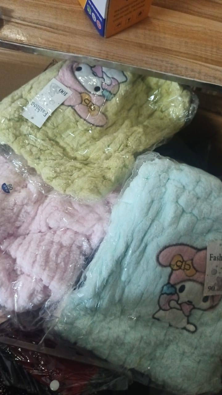 التراكات من اكس الى اكسين لارج 
وملابس اطفال من عمر سنه الى 3 سنوات اكو توصيل محافضات بس واتصلو عالرقم *********** خاص ممنوع رجأ وكلهم قذيفه مال شتاء جدد بعدهم بالنايلون
