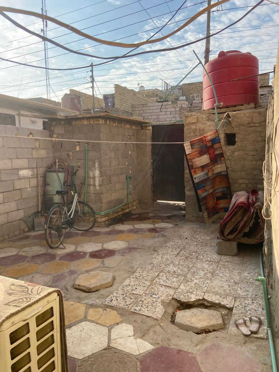 متكامل من كلشي 3 غرف نوم حمامات اثنين
صحيات اثنين مطبخ صاله استقبال هول طارمه جبيره 
بنيان قديم كله طابوك ماعده بس الصحيات ابلوك
السعر 190 قابل للتفاوض  
عنوان البيت حي الشهداء قرب جامع المحسن 
للاستفسار اكثر اتصل ***********
‏‪+964 780 804 8236‬‏واتساب وخط
