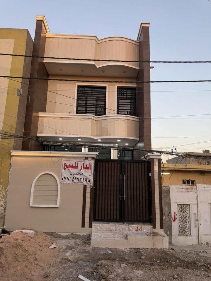 دار للبيع مساحة ١٠٠ متر حي البساتين حي السلام البيت طابقين يحتوي على 3 غراف نوام 3 صحيات مدخلين صالى كبير استقبال بيتونه كبيره  سطحين لاستفسار ***********
