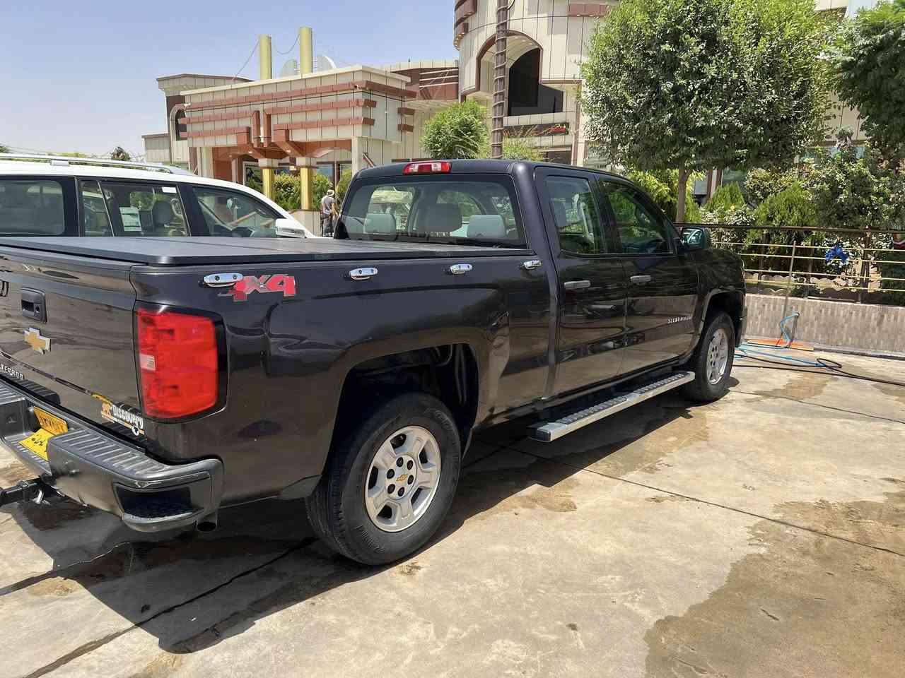 سلفرادو 2015 لون نفطي دبل قمارة باب قصير بدي طويل رقم سليمانية بأسمي لغاية 2027 ، محرك 6 سلندر  4300 cc السيارة محدث لايتات وبيها غطاء بدي ، السيارة كلش نظيفة وصور الحادث بالمنشور ،  السعر 155$ 📞 *********** بيه واتس اب
