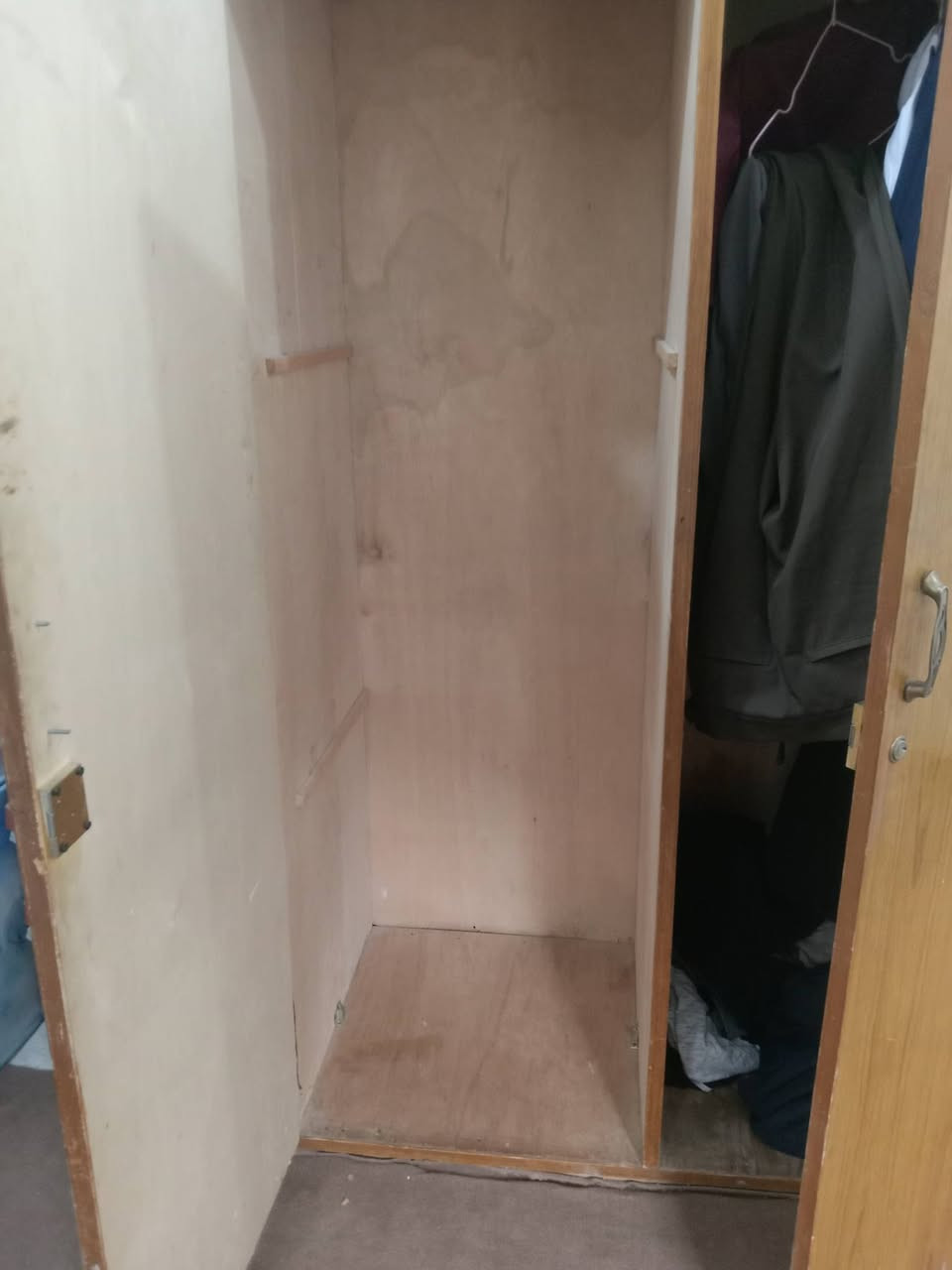 السعر ٤٠. البياع. كنتور خشب عراقي الضرر فقط  خلع باب الملحق مثل ما وضح بالصورة  يسوة أكثر بس اشتريت ابو ٣  وماعدنه مكان


**إذا كنت صاحب هذا الإعلان وتريد حذفه لأي سبب، رجاءا أرسل رسالة إلى الدعم الفني**