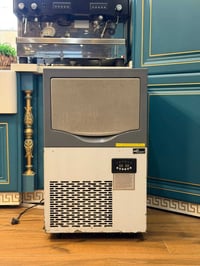 للبيع مجموعه معدات مستعمله قليل 1- صانعه ثلج 25كيلو  سعر 550 2-باريستا...
