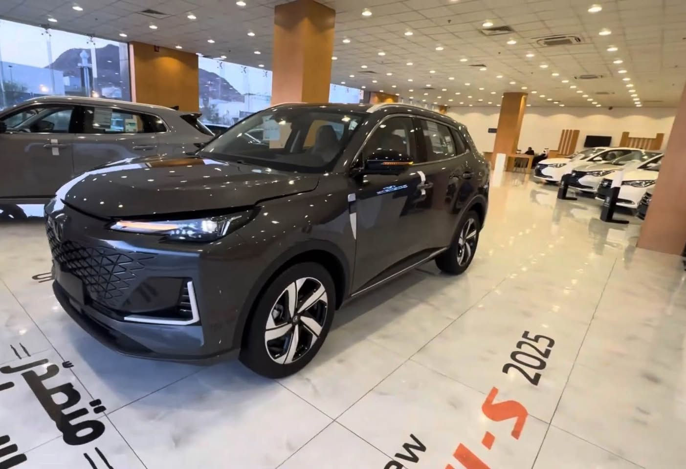 شانجان Uni-S 2026 بمحرك 1.5 لتر تيربو (185 حصان)، ناقل حركة 7 سرعات دبل كلتش، وتصميم عصري رياضي بشبكة أمامية مميزة ومصابيح LED، مع داخلية فاخرة بشاشات كبيرة (10 و 12.3 بوصة) ومقاعد جلدية كهربائية، وتقنيات أمان متقدمة مثل مثبت سرعة تكيفي وكاميرات محيطية، مع سقف بانورامي وجنوط 19 بوصة، وتوفر كفاءة وقود ممتازة للتواصل واتساب فايبر *********** دهوك, العراق
