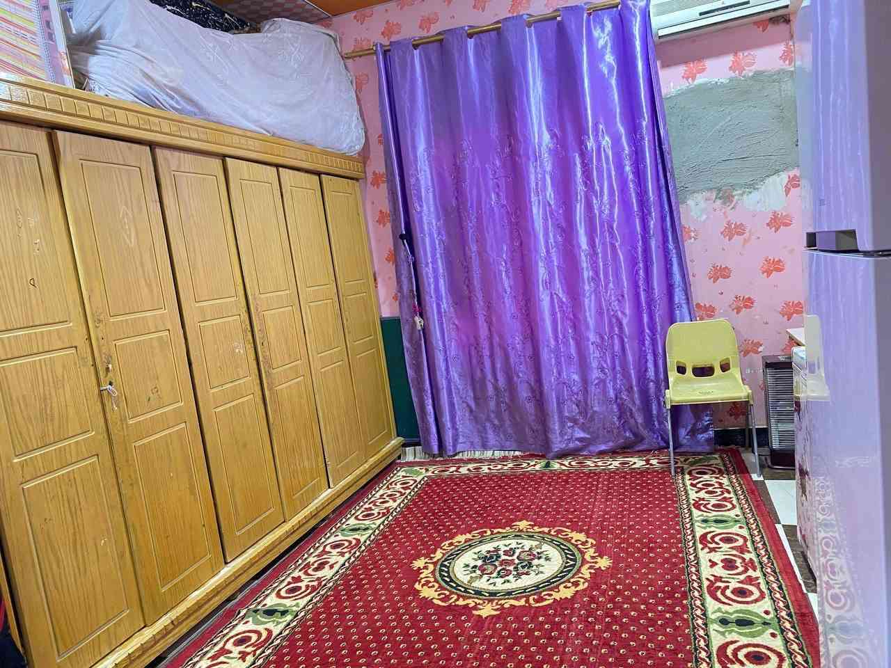 بيت بل جزيره قرب مدرسة الصقر 
130متر 
عدد الغرف2  ٤في ٣ 
استقبال 1
مطبخ 1ملحقات حمام داخلي اتصل على هذه رقم ***********
