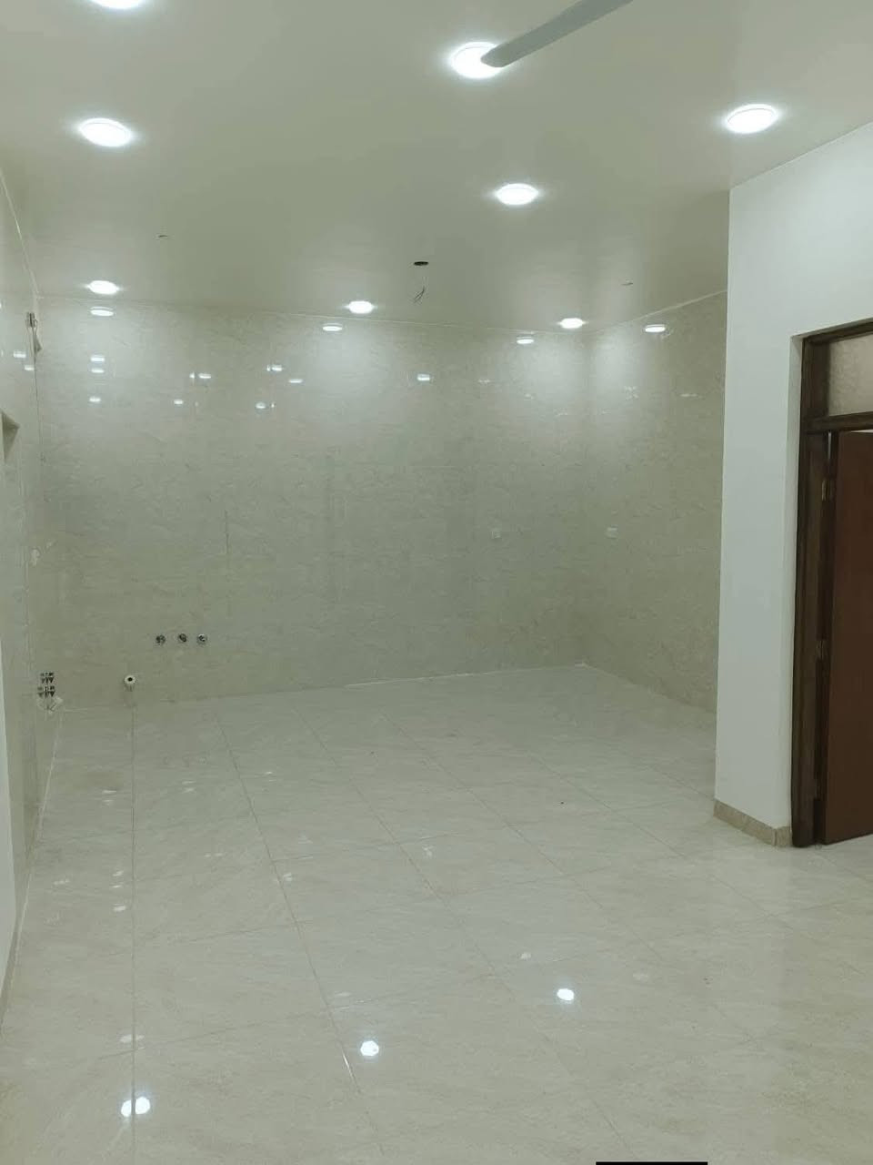 #شــقـة_للايــــجـــار  🏠📍 الموقع: العروبة الأولى – خلف حلويات المصطفى
🔹 طابق: ثاني
🔹 تفاصيل العقار:
 • غرفتين كبار
 • صالة واسعة
 • مطبخ
 • مجموعة صحية
 • بناء حديث 2025 ✨ 
--------------------
🔺 #للاستفسار 
او مراسله الصفحة أو واتساب او الاتصال ع الأرقام التأليه 
   ***********
https://wa.me/message/54I3LYHRG7YFG1
#العفلوگي_للعقار_اكبر_بيج_عقارات_في_الديوانية
#بيت #دار #عقار #ارض #الديوانية
