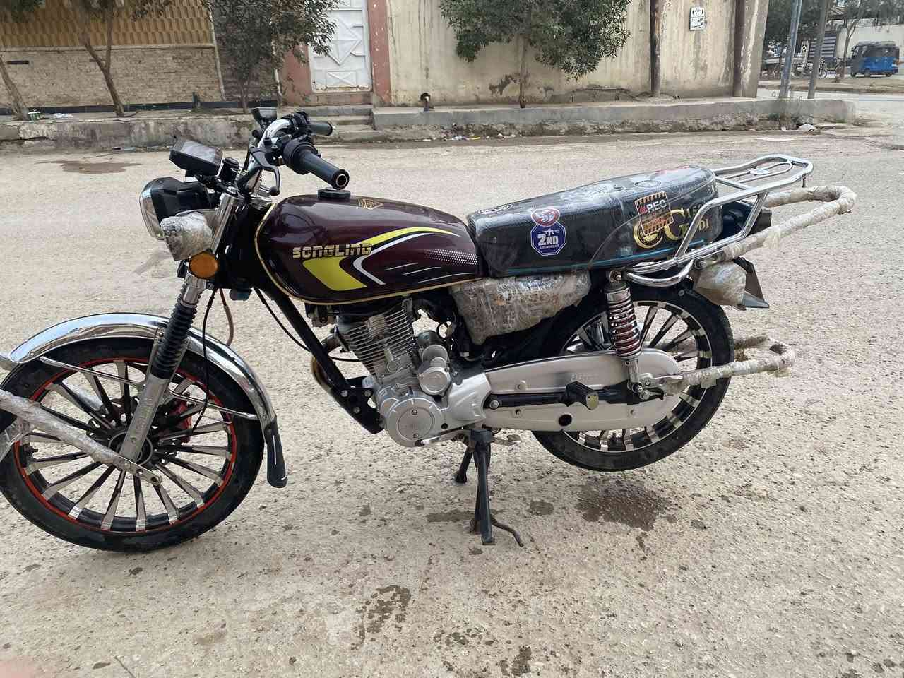 دراجه للبيع سيفان موديل 25 اوراقها كامله محركها 200 ما بيها اي نقص مكاني بعقوبة رقمي ***********
