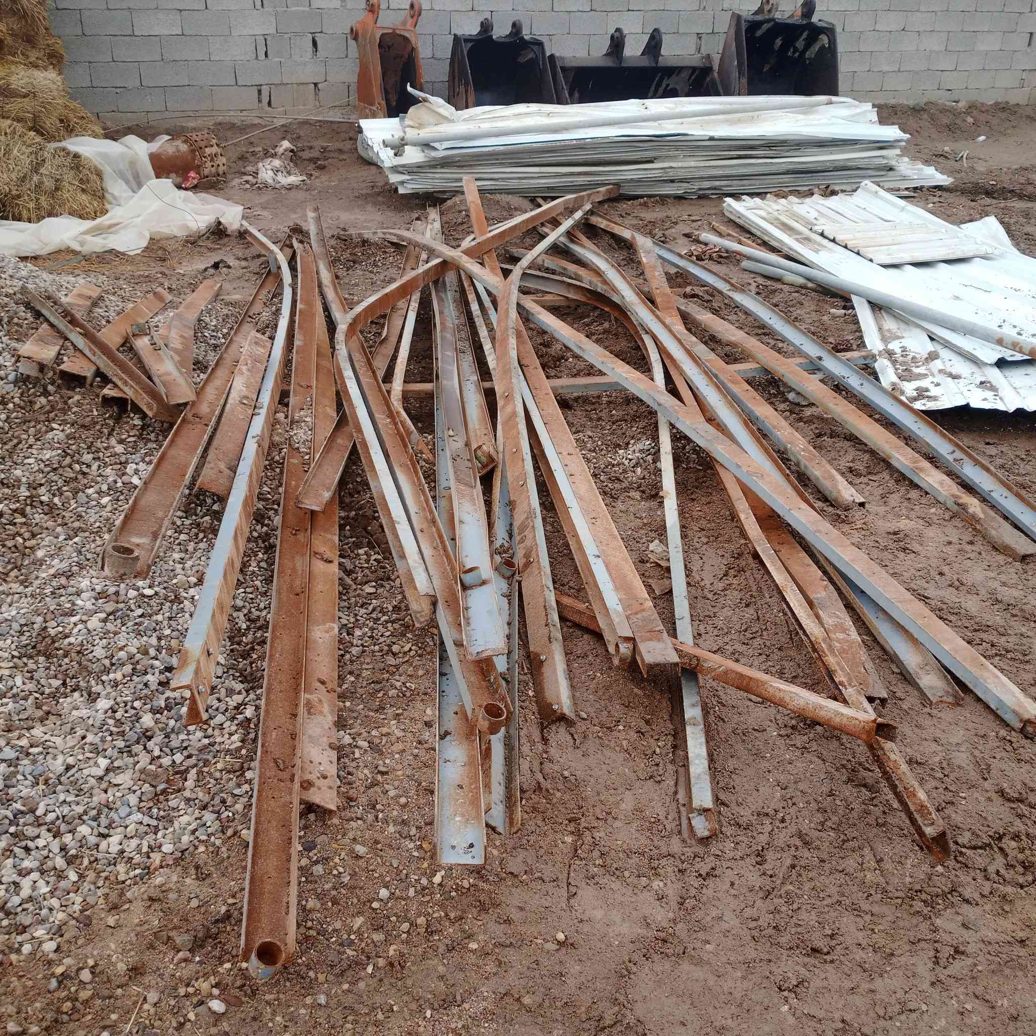 السلام عليكم للبيع جنل عدد 32قطعه ابو 4ملم نضيف بحال طول بيهن 7متار و6متار و5و3وبيهن 4قطع متر جديده تقريبن كلهن من 160متر الى 180متر بس بي شويه معوج بس كلش نضيف السعر500الف مكاني ناصريه قضاء رفاعي ستفسار ***********وبخدمة شرراي
