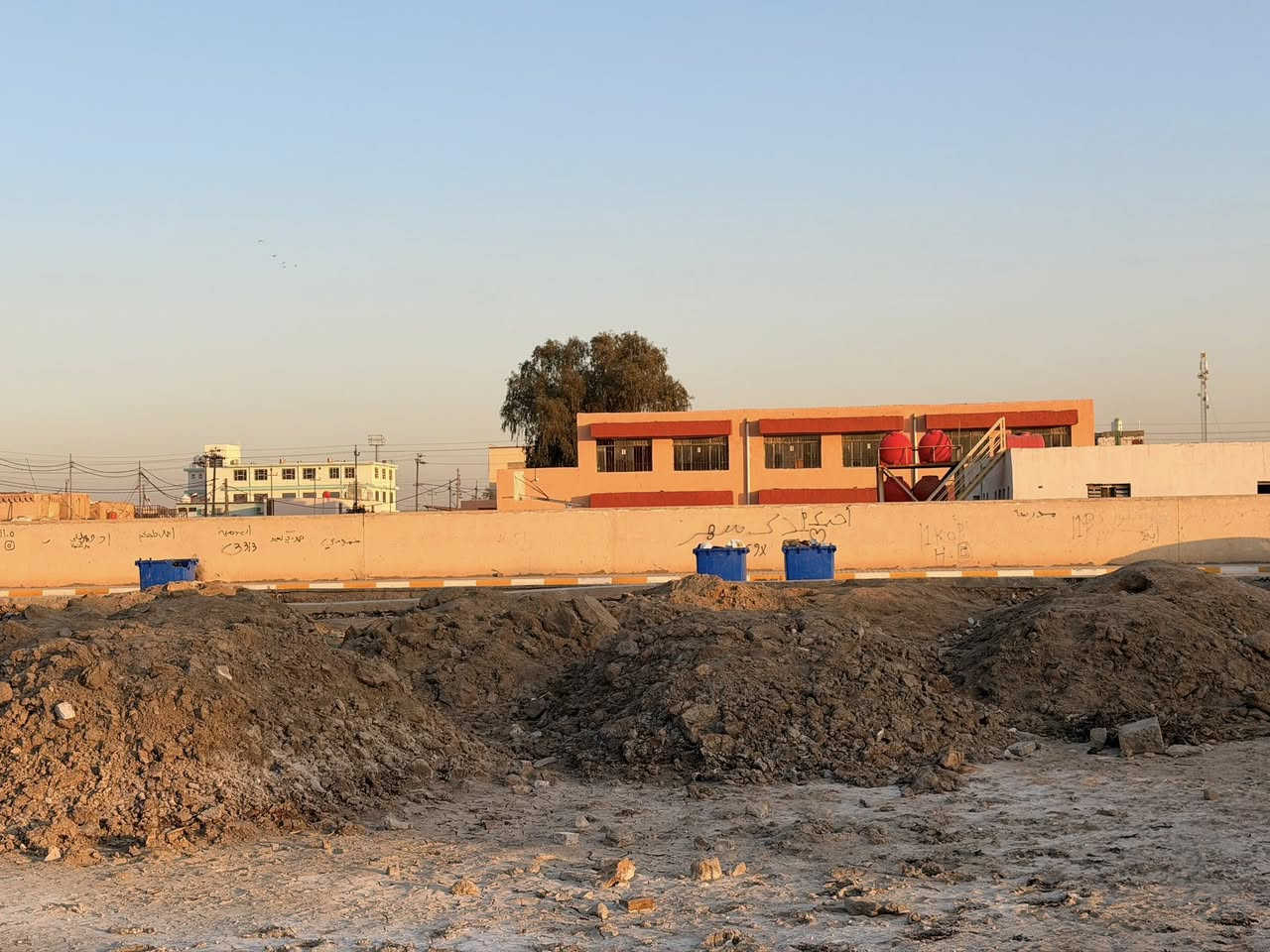 .🛑 دار سكني  للبيع 🛑 
المنطقة : حي العسكري الأول 🚩 
اقرب نقطه داله : خلف مدرسه الجمهوريه

المساحه :   300✅  15

التفاصيل : بناء قديم مقابيل ساحه

.............
للاستفسار
     مراجعة مكتب رسول الوزني للعقار  
الديوانية . حي الحضارة قرب اسواق طيبة
 للمعلومات ولمزيد من التفاصيل ⬇️
       مراسلة الصفحة  
      ارقام الاتصال 
***********
