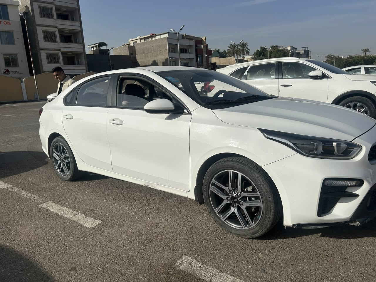 كيا سيراتو 2021 خليجي
بدون حادث او صبغ محرك 1600 دوش بيها شخوط بسيطه طخه بالدواسه جوه الباب عكس السايق 
السعر 158$ وبيها مجال بسيط مكاني بابل الحصوه
*********** اتصال + واتساب
