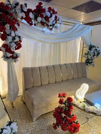 يتوفر كوشة للمناسبات💐  والخطوبات 💍  والاعراس🤵👰  هذا شكلها مثل ما موضح ...