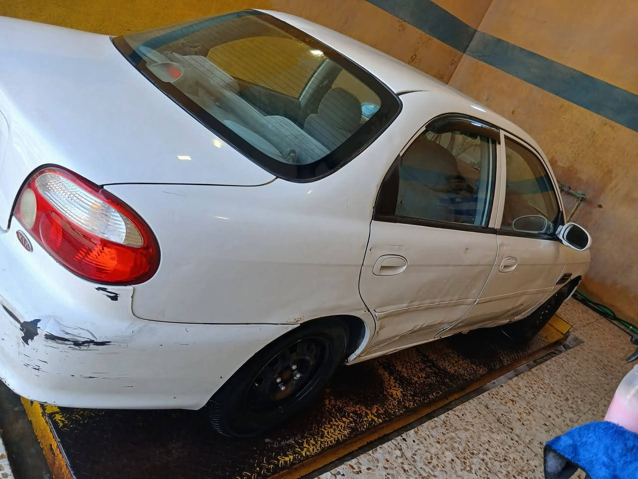 السلام عليكم للبيع كيا سيفيا موديل ٢٠٠٠ بسمي رقم دولي شرط التحويل اوتماتيك السعر ٢٤ وبيها مجال مكان بغداد الدوره ***********@بيها دعجات خفيفه
