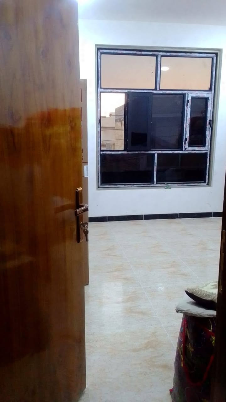 السلام عليكم بيت مساحه ١٠٠م طابقين ٢غرف نوم مربع ١٠في١٠ شارع تبليط ومجاري ٧نيسان طابو زراعي للاستفسار الاتصال ***********
