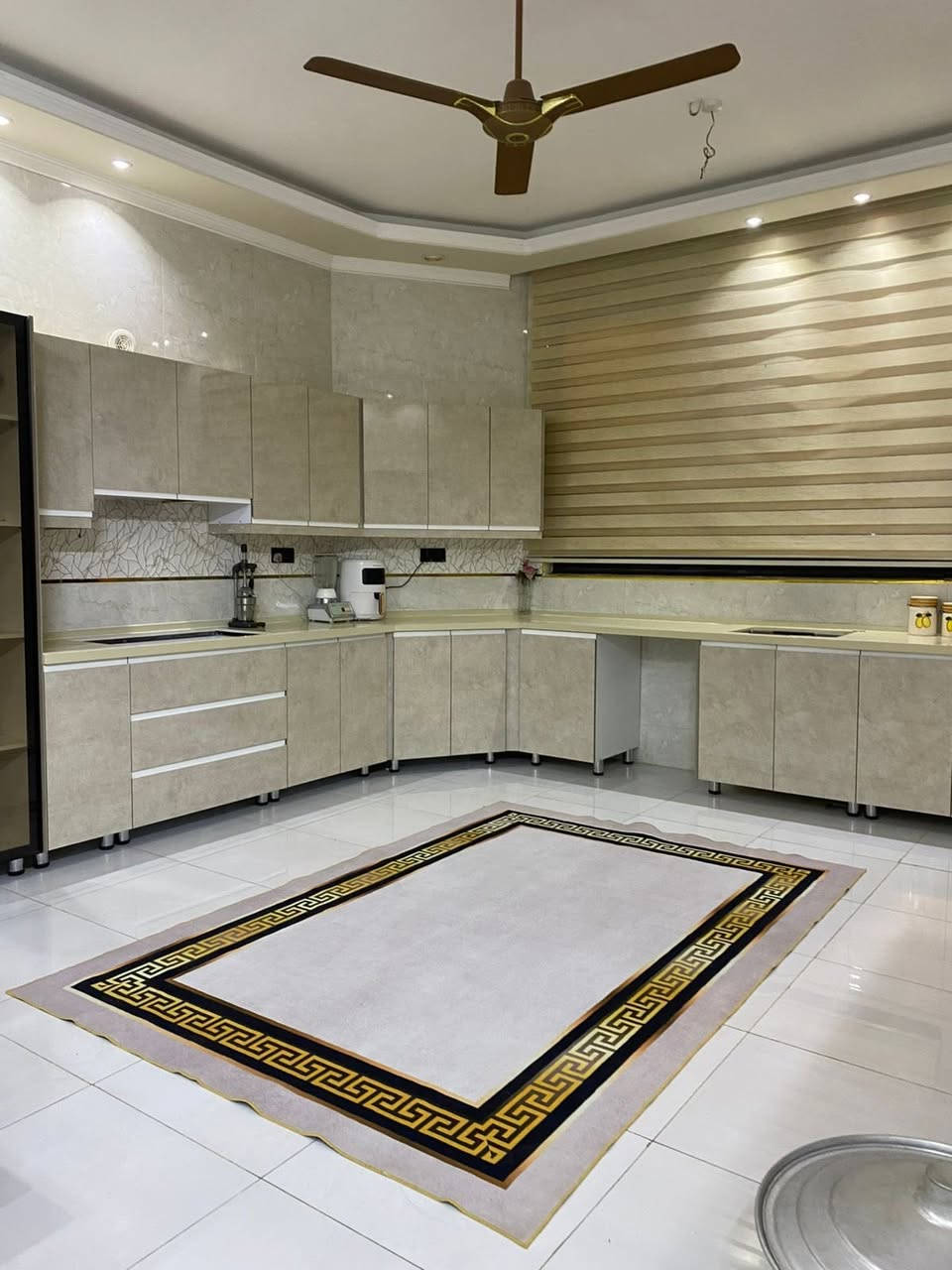 بيت للبيع حي ١٧ تموز مساحه٣١٥  غرف نوم ٦ و ٧ صحيات حديقه داخليه وخارجيه واجها مرمر لتواصل خاص او الارقام التالية 
***********
***********
