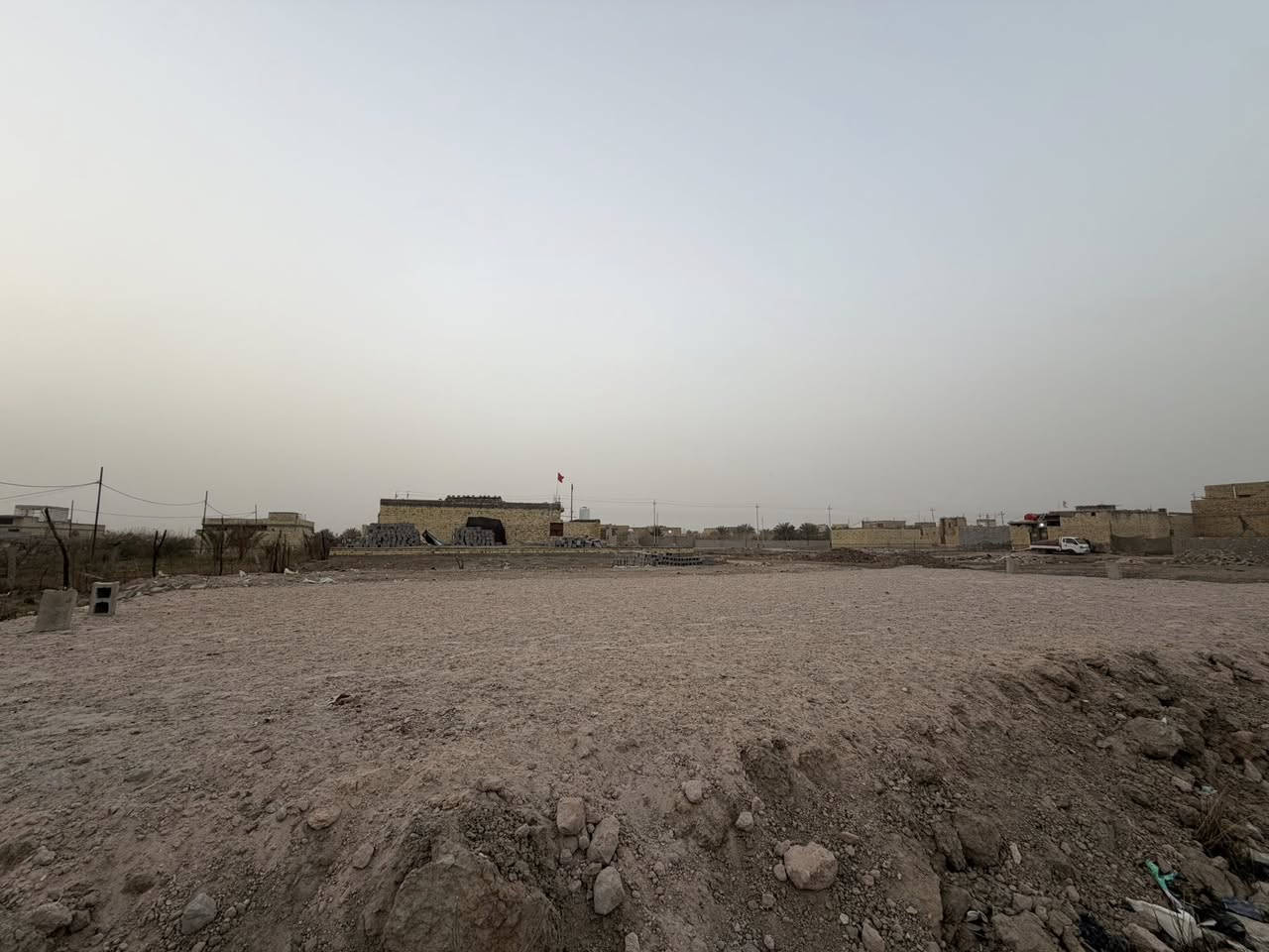 قطعه زراعي بحي جوادين نزله سيد وحيد مدفونا جاهزا للبناء مقلوعه مدفونا سبيس وا سمنت مساحه ٢٠٠ متر عرض شارع ٦ متار للاستفسار اكثر تصال 
***********
