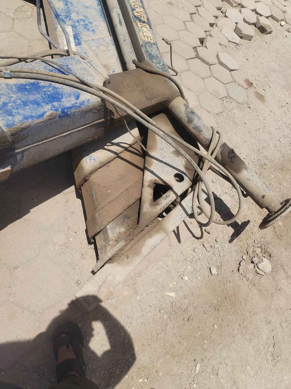 سلام عليكم جهاز كرين 8 طن 3 سلايتات جهاز نضيف بس متروك للاستفسار ***********
