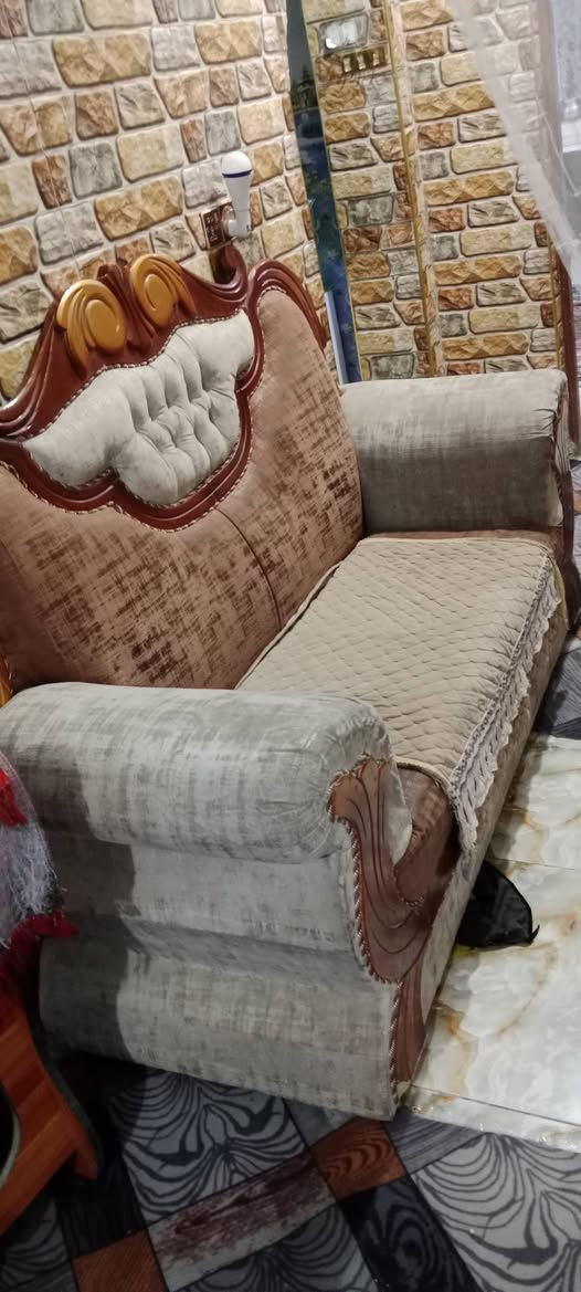 السلام عليكم تخم للبيع تزكام نضيف مابيه اي شي ١٠ مقاعد ٣ كبار وكرسين ب٣٢٥ المكان حلة  ***********
