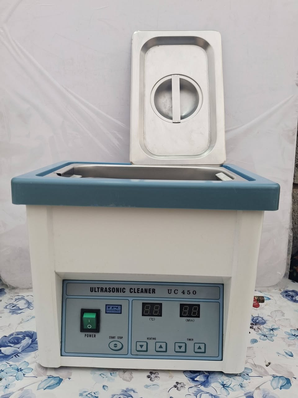 اجهزة مختبر للبيع 
1_وتر باث حجم كبير 
2_وتر باث حجم وسط 
3_ مجهر امريكي المنشأ 
السعر خاص او 
واتساب ***********
