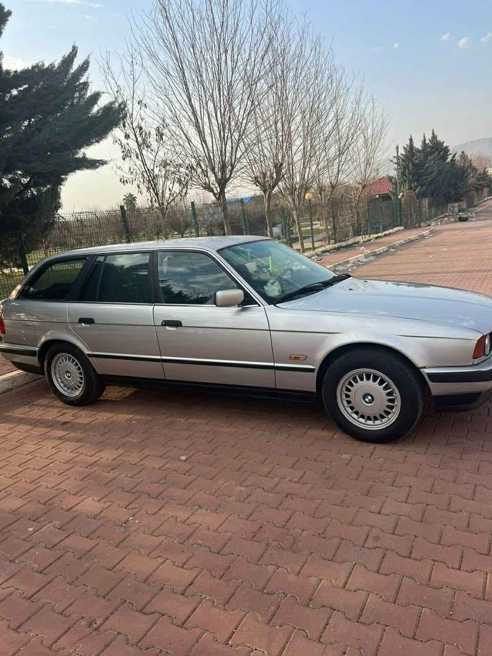 ما شاء الله له مالى هه مو لايه ك 
بو فروشتن 
شتى لوك له سه ر ده قى شه ريكه 
هيچ ده سكارى كارى نه كراوه 
520 گير عادى 
مه كينه دجيته ل 
موديل 93
ببيلاد ئه يرباگه
ته نجيليشى بيلاده  
ناو فورميگ بيلاد 
په رده ى بيلاده 
كوشين جلد 
ئاوينه به رخ كاره بايى 
پانوراما ته نها ماتورى تيك چوه 
يه ك ده سته 
442 هه زارى حه قيقى رؤشتوه 
ئارمى پلاستيكى دهوكه به شه رتى ئه وليات 
ته نها حيزام كراوه له دوو جئ كالبونه وه ى هه بو 
 نرخى 57 ورقه ومه جالى برايه نه ى تيدايه 
***********
شوين ئاكرى+ هه ولير أربيل, العراق
