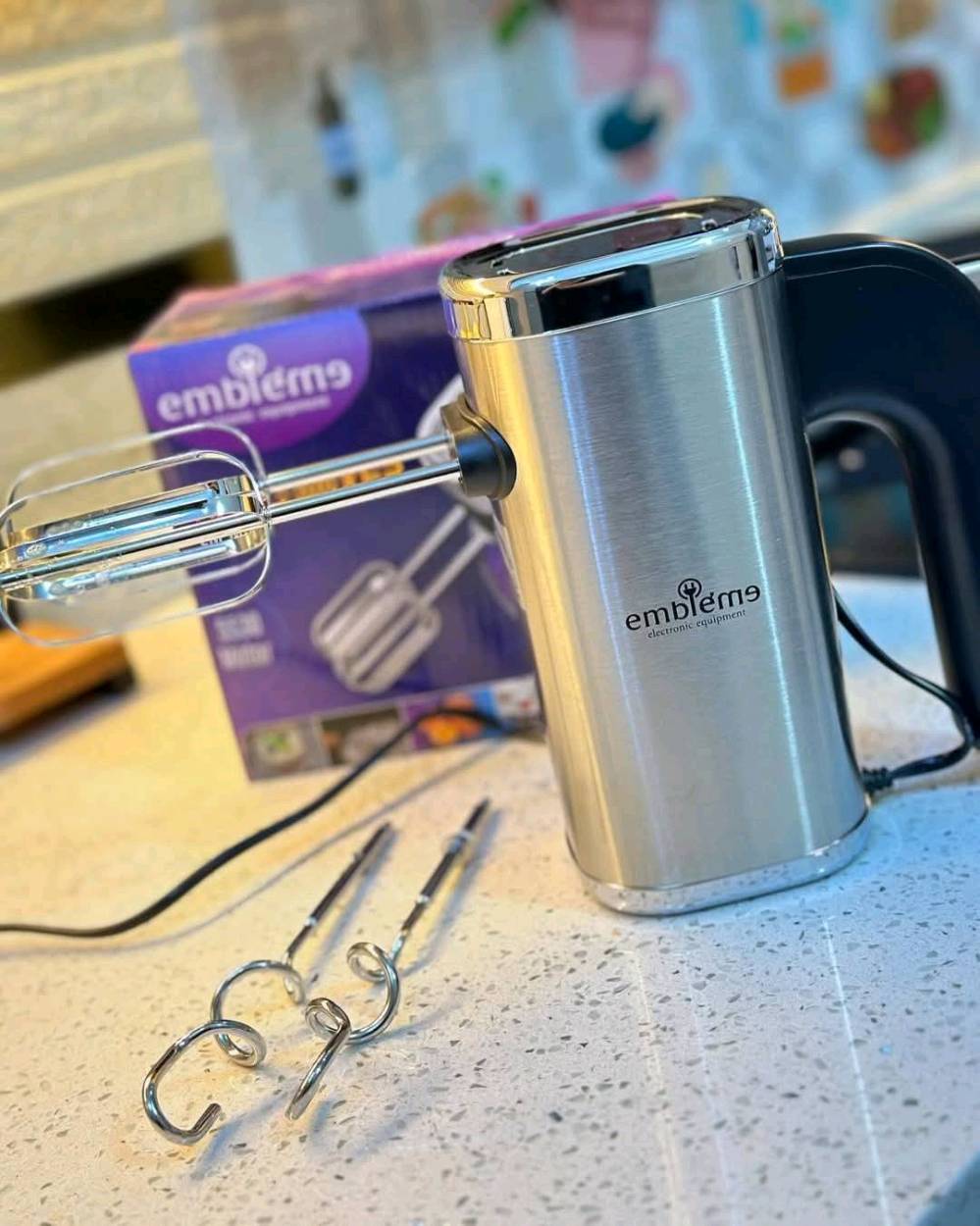 خفاقة إمبليوم – الاختيار المثالي لكل مطبخ!
المميزات:
 • حجم كبير لسهولة الاستخدام.
 • غلاف خارجي من الستانلس ستيل عالي الجودة – متين وأنيق.
 • 4 ملحقات متعددة الاستخدام للخفق والعجن.
 • ماطور قوي مع ملف نحاس لضمان الأداء العالي وطول العمر.
 • 5 سرعات لتلبية جميع احتياجاتك في المطبخ.
 • قدرة حقيقية: 300 واط.
• متانة وقدرة عالية تختلف عن باقي الانواع 

 

