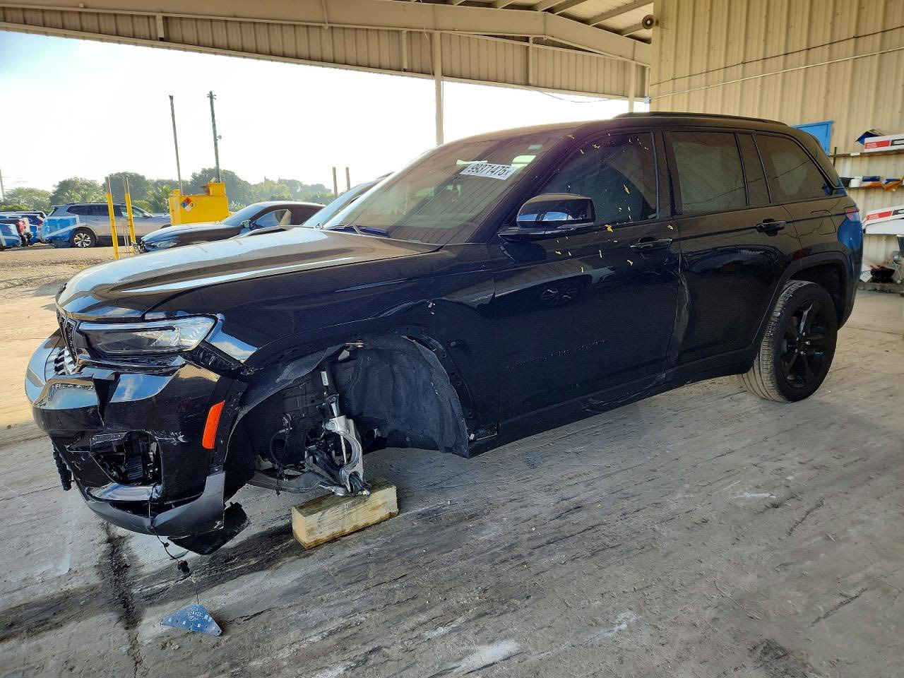 السلام عليكم جيب كراند شيروكي لمتدد موديل 2025 حادثها موضح بالصور مشحونه لعمان توصل يوم (25/3/2026) يعني بعد شهر توصل تشتغل السياره عمان خمسه راكب ماشيه (10000) تدخل شهداء او حره السعر واصل بدون كمرك تصليح او كمرك ب($22:300) بشدتتين 23 ورقه للاتصال ***********
