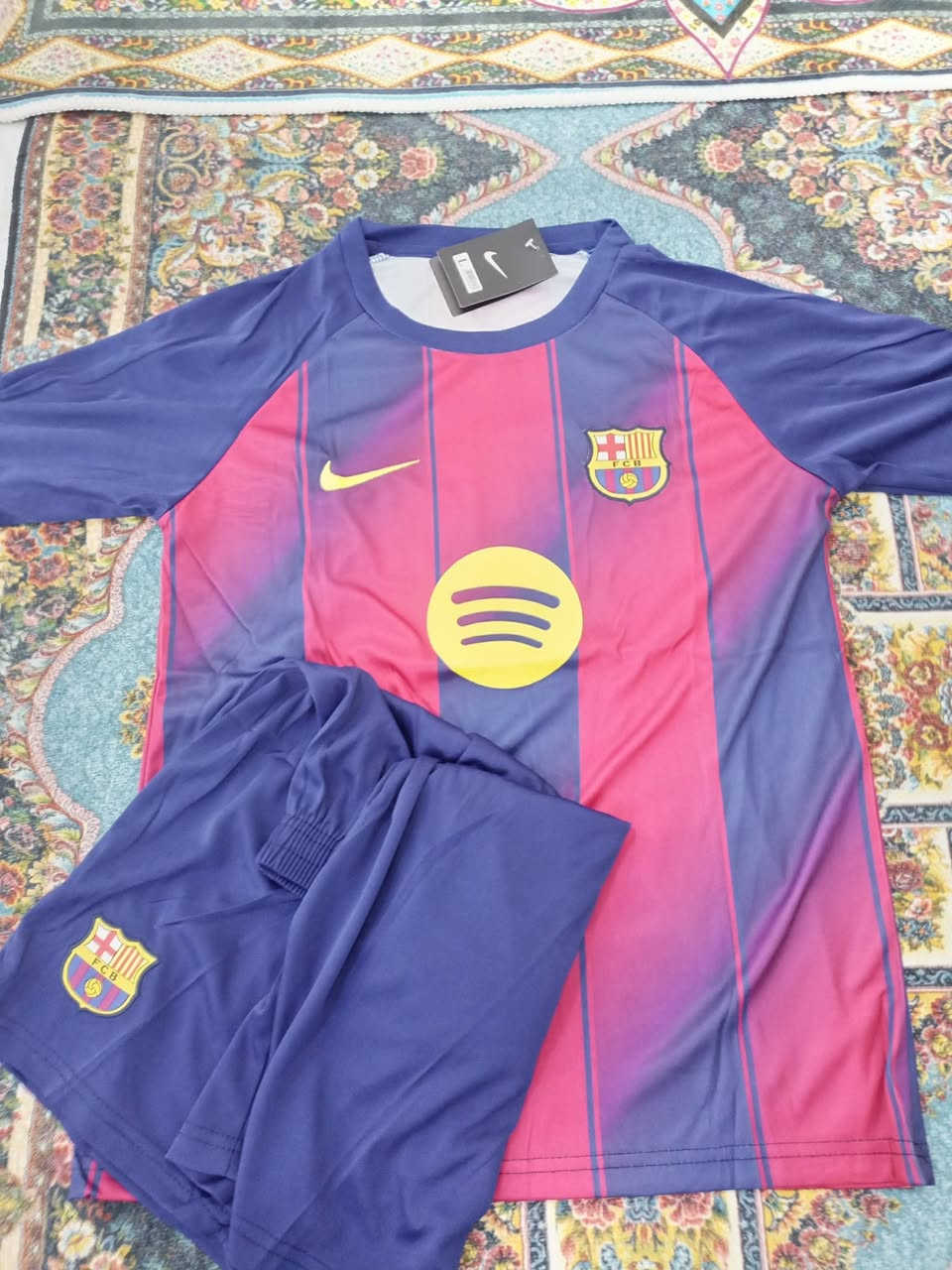 دريس وشورت اربع قطع ريال مدريد الازرق وقطعتين برشلونه الذهبي وقطعتين برشلونه الاحمر والازرق وقطعه نسخه نيمارر نهائي الابطال 2015  قطع كلش حلوه خامه تايلندي الاصلي   القطعة ب10 واذا شلعه بيهن مجال بسيط هذا رقمي خابرني ‏ وتدلل‪***********‬‏
