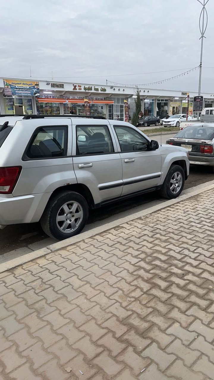 كراند شيروكي موديل 2008 
بيها قطعتين صبغ بس بابين جهة اليمين 
الباقي على صبغ الشركة 
محرك 3700 ستة سلندر 
كهربائياتها ممتازه 
المحرك بي بداية تبخير

السعر89 
 اتصال+ واتساب ***********
او مراسلة الصفحة بغداد, العراق
