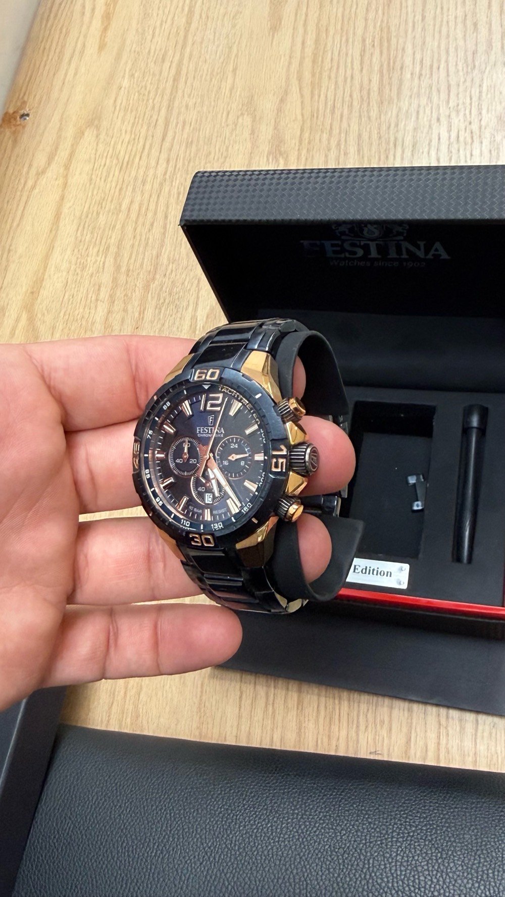 🔥 للبيع: ساعة Festina Chrono Bike — Special Edition
ساعة رجالية أصلية، حالة ممتازة، استعمال خفيف.
▪️ كرونوغراف رياضي فاخر — صناعة إسبانية
▪️ علبة فولاذية 44.5 ملم بلمسات Rose Gold
▪️ مقاومة ماء 10 بار (تتحمل السباحة)
▪️ حركة كوارتز يابانية Miyota
▪️ زجاج معدني مقاوم للخدش
يشمل البيع:
✅ السوار المعدني الأصلي
✅ سوار مطاطي أزرق إضافي
✅ أداة تغيير السوار
✅ العلبة الأصلية كاملة
💰 السعر: 300,000 دينار — قابل للتفاوض للجاد
📍 بغداد — التسليم باليد
 واتساب
ملاحظة: سعرها الأصلي يتجاوز 450,000 دينار. فرصة لمحبي الساعات الأصلية بسعر مغري.