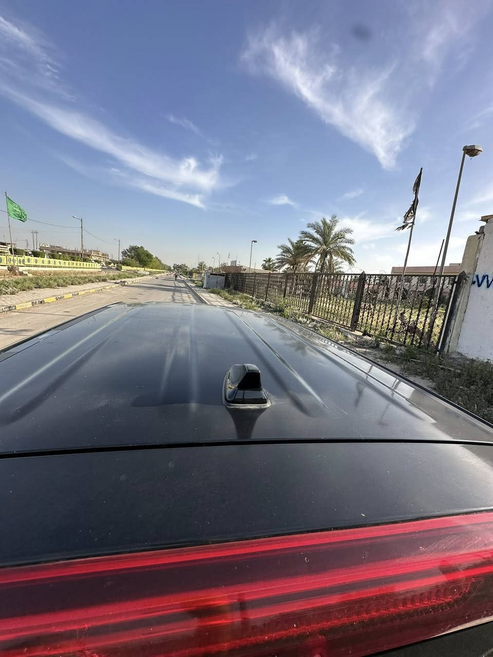 السلام عليكم 
صول ٢١ امريكي 
لون اسود ٢٠٠٠دوش 
ماشية ٤٢ ميل
مواصفات عادية 
السيارة نظيفة على ايدي 
ضربتها بابين وانصبغت الصفحة كلها وعندي سونار
وصور الحادث موجودة
١٢٥$ وبي مجال
الرقم ***********
