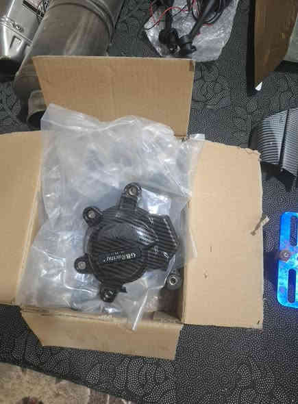 شلعة غراض ينباعن جمله 

الصور واضحات 

١ كزوز كاتم 

٣ قباقه كاربون كاوسكي حديث من موديل ١٩ لل ٢٣

٤ ستاند جهاز اكثر من قطعه وشكل 

٥ زعانف كاربون

٦ ذيل جوكر هوه والاشاير 

٧ خواشيك تهبيطه خلفيه 

٨ مروحه تنشد اضافيه للراديتر جوكر 

٩ سلايدرات اصلي يرهمن لكل البطح 

١٠ ماشت قفل تاير امامي اكثر من قطعه

١١ زوجين جفوف عادي وهيتر 

١٢ ذيل وجاملغ يرهمن للماكسات 

١٣ زوج مري يرهمن لل ٦٠٠ كاربون وبيهن لد اشاره

١٤ زوج مري مال z10 

١٥ قبق تانكي بطح يرهم لل ٦٠٠

١٦ عده كامله مال كامره وستانده 

وبعد بيهن هواي نواعم 

سعرهن ٢٥٠ مع مجال كلش بصيط

مكاني كربلاء وعدي خدمة توصيل 

غير متواجد ع النت 

هذا رقمي ***********
