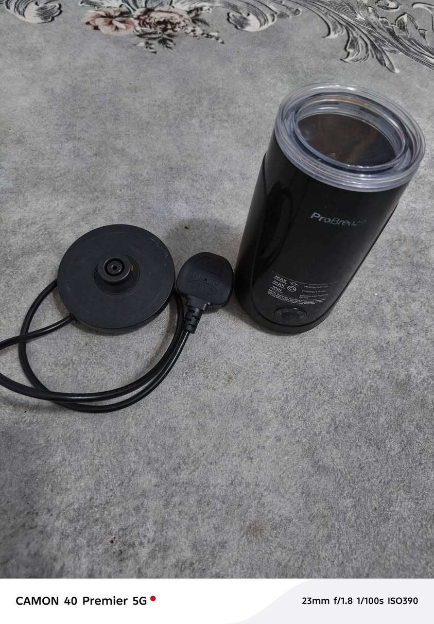 السلام عليكم
للبيع 

خفاقة صانع رغوة الحليب الكهربائي من ماركة برو بريز (Pro Breeze). متعددة المهام 

الوظائف: تسخين الحليب، إعداد الرغوة (باردة أو ساخنة)، وتحضير الشوكولاتة الساخنة.

السعة: تصل إلى 240 مل للتسخين و 115 مل للرغوة.

المميزات: يعمل بزر واحد بـ 4 إعدادات، ويحضر الرغوة في أقل من دقيقة ونصف.

سهولة التنظيف: طلاء داخلي غير لاصق.

اجت بدون كارتون واتصور مستخدمة قليل جدا استخدام نظيف


**إذا كنت صاحب هذا الإعلان وتريد حذفه لأي سبب، رجاءا أرسل رسالة إلى الدعم الفني**