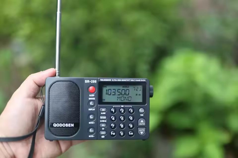 الراديو المحمول عالي الأداء الاقوى عالميا من حيث السحبQodosen SR-286 المتعدد الموجات.المواصفات والميزات الرئيسيةالموجات المدعومة: يغطي نطاقات واسعة تشمل FM، والموجات الطويلة (LW)، والموجات المتوسطة (MW)، والموجات القصيرة (SW).معالج قوي (شريحة سيارات): يعتمد على شريحة DSP المتطورة NXP TEF6686 المخصصة لراديو السيارات، مما يمنحه حساسية فائقة وانتقائية عالية جداً في التقاط الإشارات الضعيفة والبعيدة وعزل المحطات المتداخلة.الذاكرة والتخزين: يحتوي على نظام تخزين ذكي (ATS) يتسع لـ 1000 محطة مقسمة على صفحات منظمة بحسب الموجة.تحكم متقدم بالإشارة: مزود بمكبر إشارة داخلي منخفض الضوضاء (LNA) يمكن تشغيله أو إطفاؤه، بالإضافة إلى ميزة التحكم بمستوى تضييق النطاق (Bandwidth) وخيارات متعددة لمعالجة وتحسين إشارات FM.مخرجات الهوائي: يدعم توصيل هوائيات خارجية لجميع الموجات عبر منفذ مخصص لتعزيز الاستقبال.البطارية: يعمل بواسطة بطارية ليثيوم أيون قابلة للاستبدال وإعادة الشحن من نوع 18650 الشهيرة.الملحقات الظاهرة: يأتي الجهاز مع حقيبة حمل واقية صلبة (كيس مبطن) لحمايته أثناء التنقل.
ملاحظة التوصيل داخل العراق فقط 
للحجز والاستفسار يرجى التواصل على الخاص


**إذا كنت صاحب هذا الإعلان وتريد حذفه لأي سبب، رجاءا أرسل رسالة إلى الدعم الفني**
