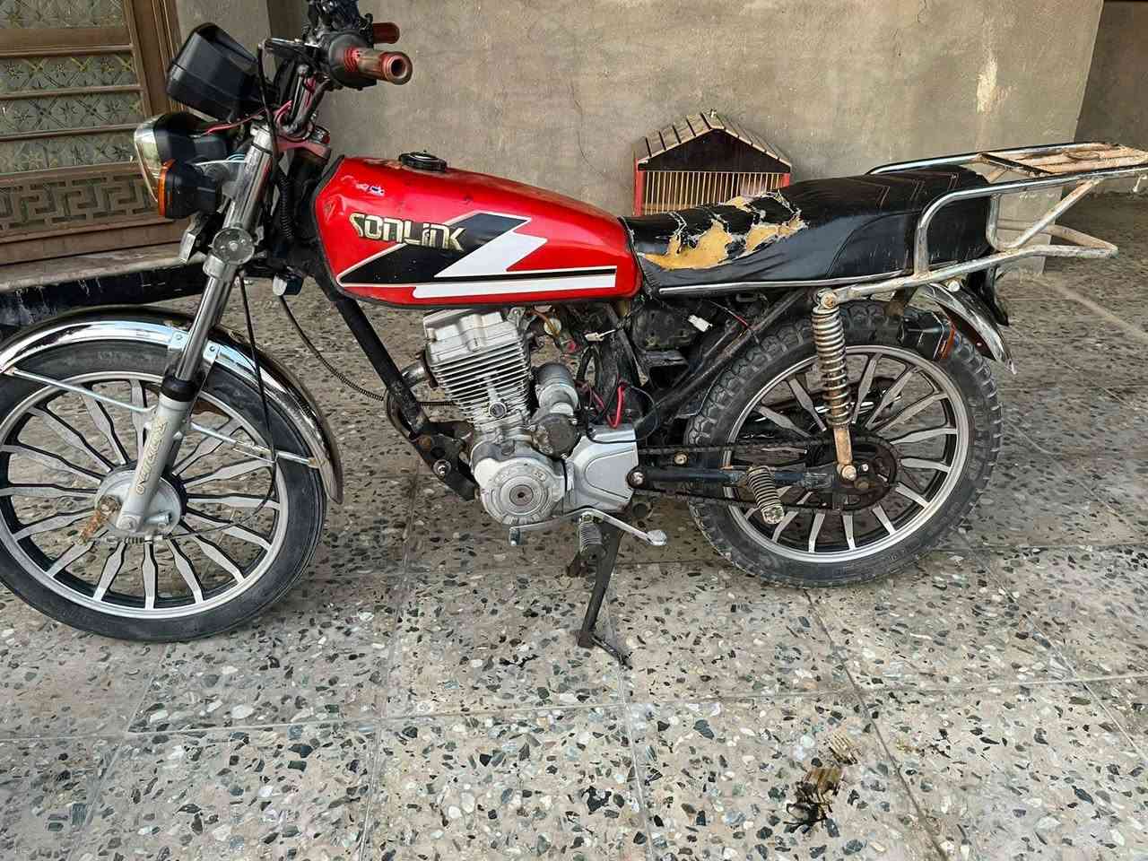 السلام عليكم داجه سونك كلك مكينه دايون عضم كير داور كهربيه شغاله سلف شغال عايزه باتري بيه لستيك ولف من تحمه يغطع دخان وبيه نضح من هاي سنتر مال عصافير عايزه جبنه *********** الشري يتصل
