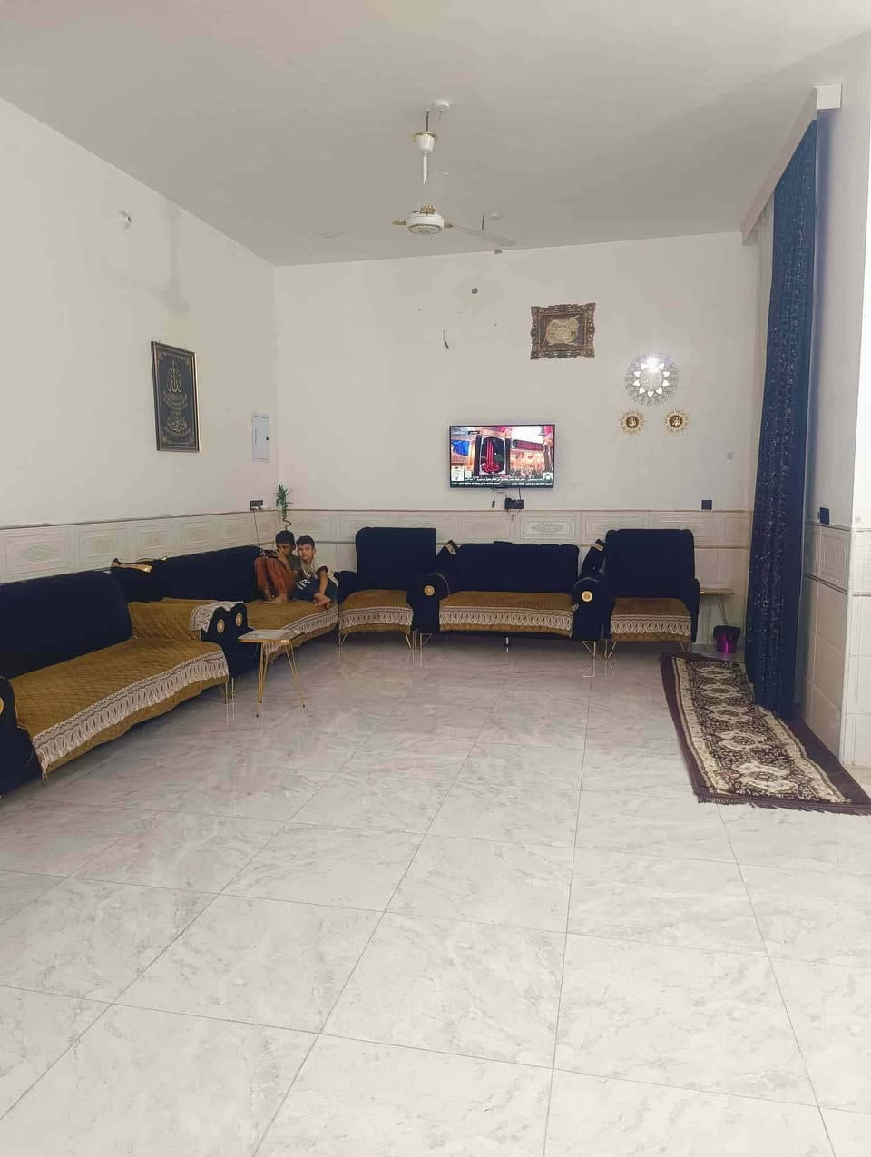 بيت للبيع  مساحة البيت 275م مكون من كراج وحديقة وسحيات خارجية 2 واستقبال ومطبخ وصالة وصحيات داخلية ومنور غرفة2 طابق الاول مكون 2غرف وصحيات وصالة كبيرة
بيت للبيع  مساحة البيت 275م مكون من كراج وحديقة وسحيات خارجية 2 واستقبال ومطبخ وصالة وصحيات داخلية ومنور غرفة2 طابق الاول مكون 2غرف وصحيات وصالة كبيرة 
بحي العسكري العابد خلف سوق علة حديقة قريب على شارع العام مال سيد محمد الموسوي موجود خط للولاية 
الاستفسار ‏‪0773 527 6366‬‏
