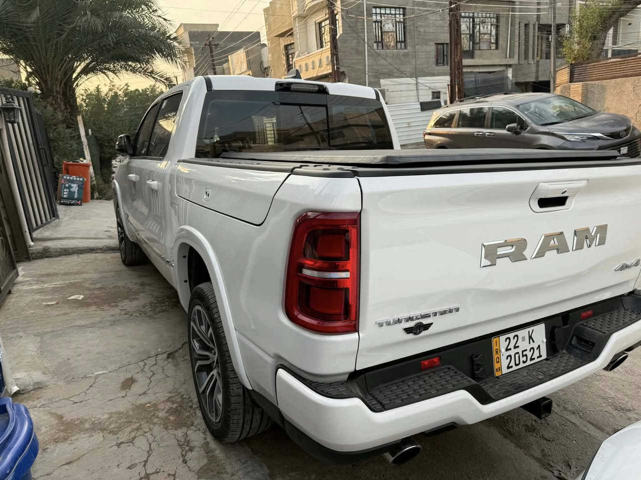 رام 1500 - تنگستن 
الموديل: 2025 (خليجي وكاله هارلم )
المحرك: 3.0 لتر 6 سلندر (I-6) توين توربو 
القوة الحصانية: 540  
عزم الدوران (نيوتن-م): 707

المواصفات: 
*نظام دفع رباعي 4 x 4 متطور 
*نظام التعليق الهوائى (جكات)
*بانوراما
*صناديق حمولة خارجية على جوانب الصندوق (رام بوكس)
*الصندوق كهربائي
*دواسات جانبية كهربائية
*ويل المنيوم قياس 22 انج 
*شاشة التحكم الرئيسية بقياس 14.4 انج مع نظام ملاحة 
*شاشة ترفيهية للراكب الامامي لمس بقياس 10.25 انج ومدخلHDMI وUSB 
*شاشة القيادة الرقمية بقياس 12 انج 
*شاشة عرض لوحة القيادة على الزجاج الأمامي (داتا شو)
*رادار مع خاصية التوقف والانطلاق 
*حساسات امامية وخلفية
*كاميرات 360 للرؤية المحيطية 
*المرآة الداخلية مزودة بشاشة لعرض الكاميرا الخلفية
*تحذير النقطة العمياء 
*تحذير الخروج عن المسار
*نظام المحافظة على البقاء فى المسار 
*نظام التعرف على اشارات المرور 
*خاصية المساعدة على التوجية فى التقاطعات لتفادى الحوادث
*نظام مانع تصادم خلفي 
*نظام القيادة شبه الذاتية
*مقصورة الركاب من الجلد الفاخر بلونين
*مقعد السائق والراكب والمقاعد الخلفية تدفئه تبريد
*مقعد السائق والراكب مساج
 *مقعد السائق والراكب قابل للتعديل كهربائيًا بـ 20 وضعية
*مقعد السائق مزود بذاكرة لحفظ وضعيات الجلوس
*نظام ابل كار بلاى و اندرويد اوتو لاسلكي 
*نظام صوتي فاخر Klipsch Reference Premiere مع 23 مكبر صوت 1228 واط 
*دخول ذكي (بصمة)
*نظام التشغيل عن بُعد
*مصابيح أمامية أوتوماتيكية زينون مع مصابيح نهارية LED وكشافات ضباب LED 
*نظام التحكم التلقائي في الضوء العالى 
*إضاءة متحركة أمامية / خلفية خارجية
*مرايا خارجية قابلة للطي كهربائيًا مدفئة
*ماسحات زجاج أمامي حساسة للمطر
*لوحة شحن لاسلكية مزدوجة
*وضعيات قيادة متعددة 
*وسائد هوائية أمامية متعددة المراحل ووسائد هوائية جانبية ووسائد هوائية أمامية/خلفية.
مكفوله كفاله عامه
ماشيه 38 الف كيلو 
سعر 650 وبيها مجال
مكان السياره بغداد الغزاليه 
***********
***********
