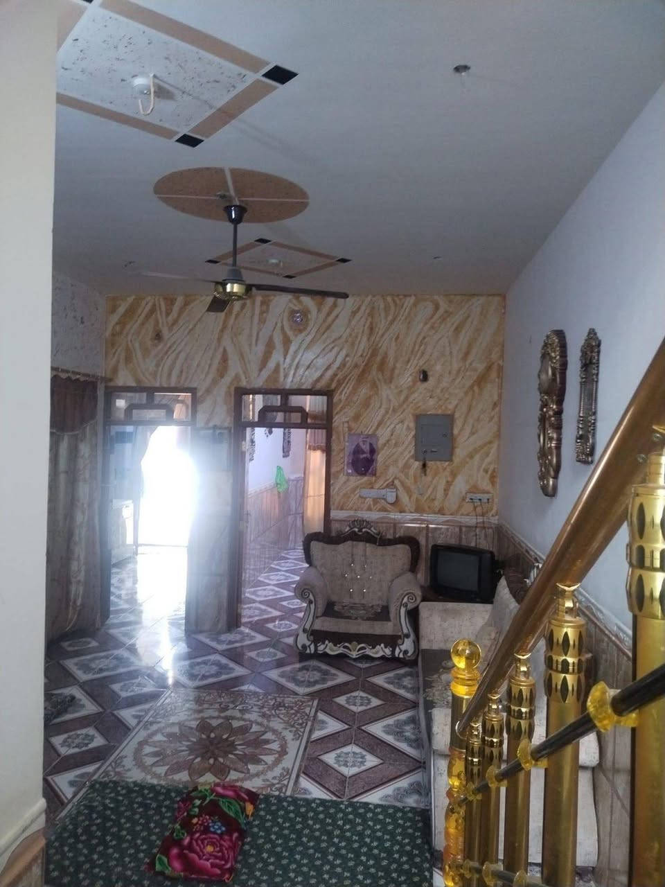 سلام عليكم
بيت للبيع في منطقة 16  قرب جامع السلام 
مساحه 125 متر طابقين يحتوي على
 4 غرف نوم 1طابق اول 3 طابق ثاني 
و حمام عدد 2 لكل طابق حمام 
استقبال منور ومطبخ 
للتواصل 
***********
***********
