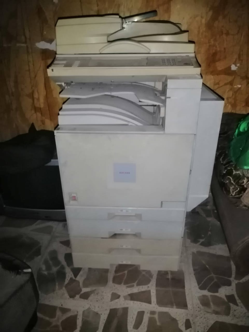 للبيع ماكينة تصوير Ricoh أصلية
ماكينة تصوير بحالة جيدة، مناسبة للمكاتب، المدارس، والمراكز الخدمية.
تدعم أحجام الورق A3 / A4 مع عدة أدراج للورق لسهولة وسرعة العمل.
عملية واعتمادية، وتتحمل ضغط الشغل اليومي.
المواصفات:
ماركة: Ricoh
تصوير أبيض وأسود
أحجام الورق: A3 – A4
عدة أدراج للورق
سهلة الاستخدام والصيانة
📍 الحالة: مستعملة ونظيفة
💰 السعر: 250 وبيها مجال 
📞 للاستفسار: ***********
