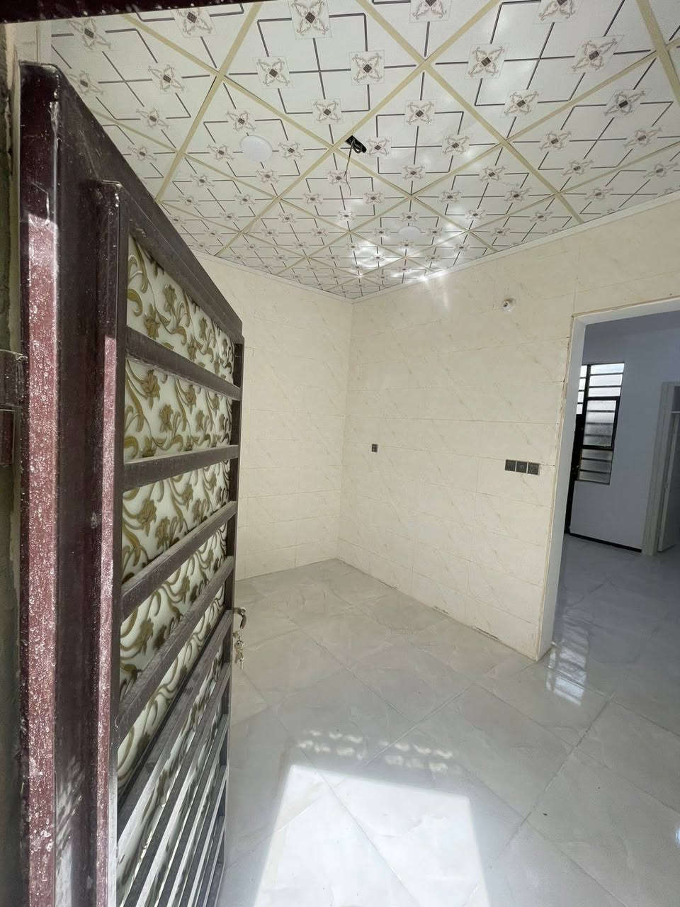 بيت البيع مساحه ١٠٠ متر غرفه وصاله ومطبخ وصحيات وستقبال العنوان نهايت قريه غدير الشراي يتفضل خاص
