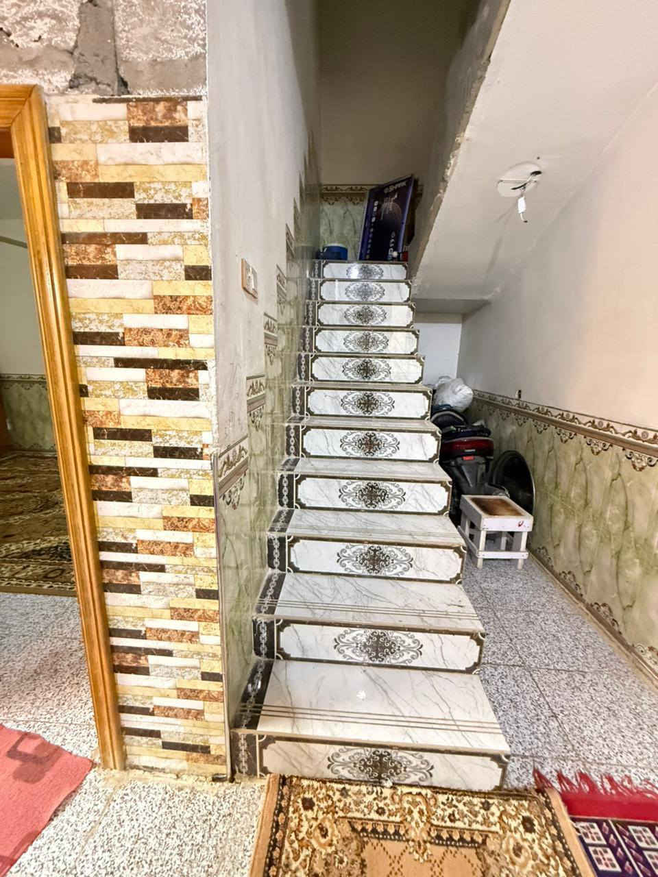 السلام عليكم بيت زراعي للبيع بناء طابوك المساحة 220متر يتكون من استقبال ومطبخ وهول  وغرفتين ومناور ثنين وصحيات داخلية وخارجية وحمام داخلي بيت مرتب ونضيف وعالي عن الشارع وسيراميك كلة مكان البيت حي الشهداء قرب اسووق فاهم مقابيل بيت كرار ال حربي السعر 35 وبي مجال اتصل ***********
