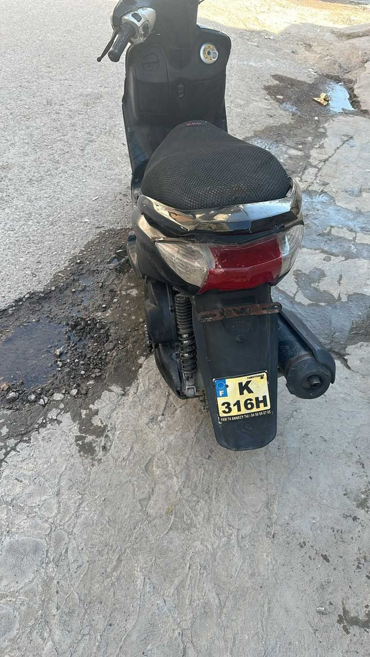 للبيع سكنس نثية 140 كابريتر كفرات اصلية وكالة  دراجة بيه رنكات كايمه  السعر 300 وبيه مجال بسيط 
مكاني بغداد الزعفرانية
للاستفسار ***********
