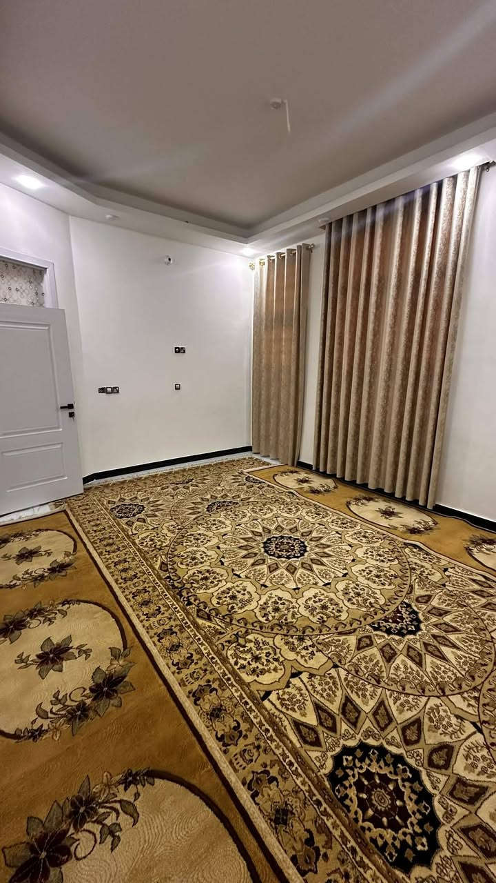 بيت للبيع طابو زراعي سند ٢٥ مساحته ١٠٠متر مربع يتكون من استقبال وصاله ومطبخ وغرفه وصحيات داخلية وخارجية ومنور وطا رمه وسطح كونكريت مسلح بناء حديث يقع في التقيه الثالثه داخل مجمع الروان السكني خدمات كامله للاستفسار الاتصال بالرقم ***********
