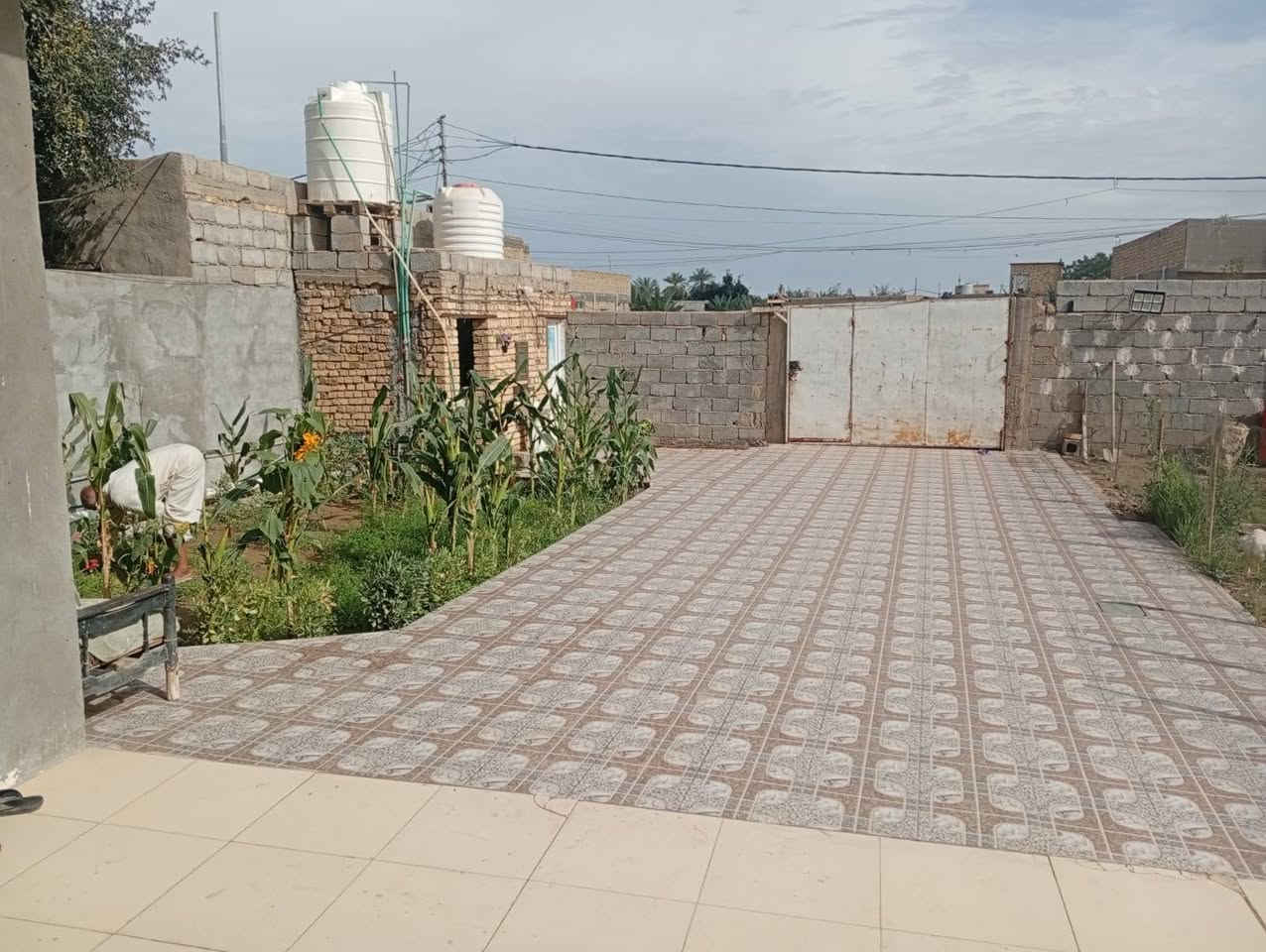 السلام عليكم بيت للبيع مساحه 280 متر  خلف مجمع الاسباني مقابيل الملعب الجديد  البيت جديد ونضيف كونكريت   الرقم ***********
