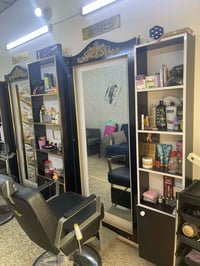 عندي مرايات عدد اثنين  ورفوف عدد ثلاثه  بغداد 07741176090