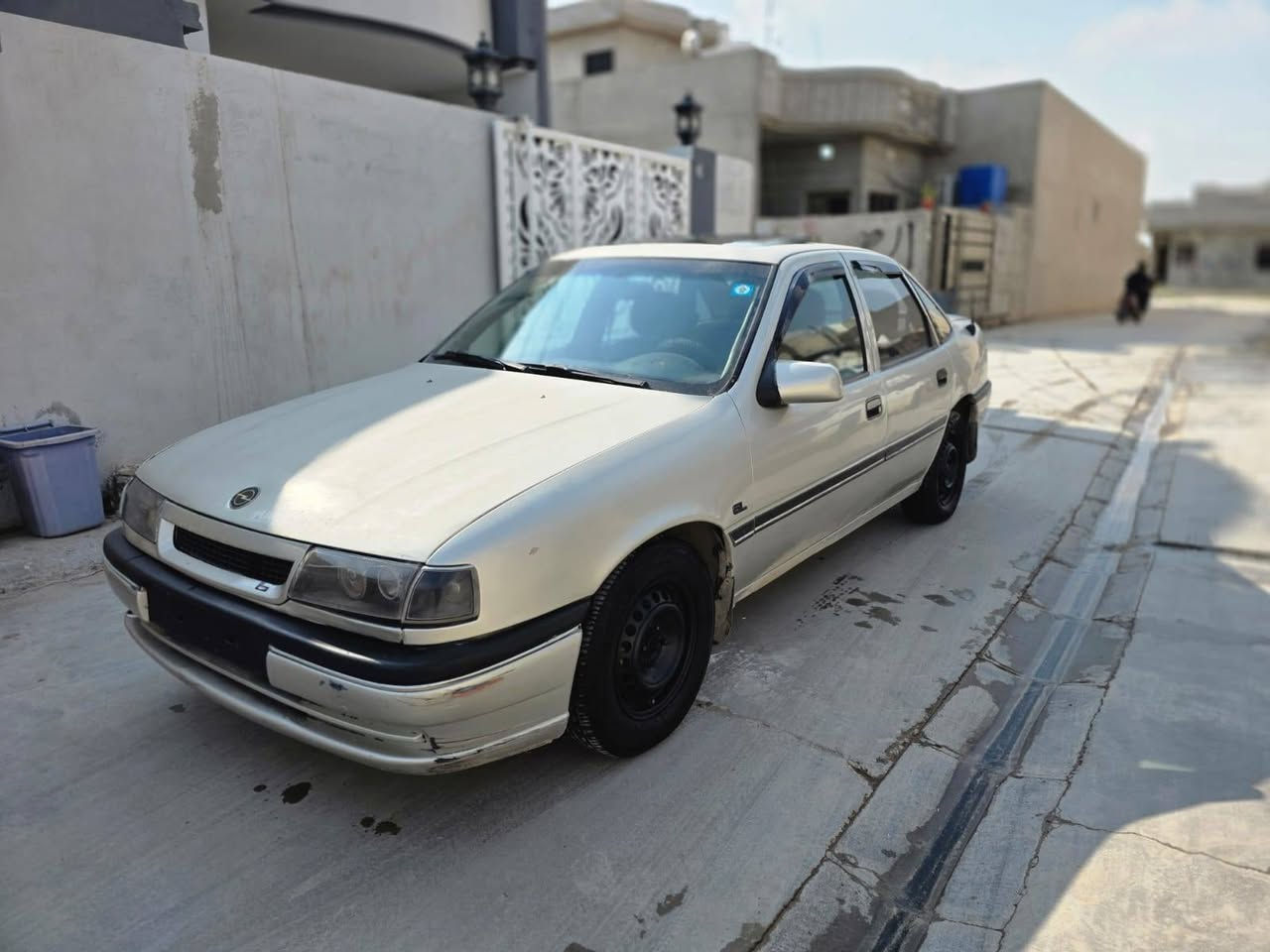 الموصل ناحية برطلة 
السلام عليكم للبيع اوبل فكترا موديل 1992 رقم اجنبي نينوى  والسيارة باسمنا محرك 16 بشرط كير عادي بشرط طخم تايرات السيارة بيها صبغ جماليه فقط بدون ضرر السعر 40 و بيها مجال 

***********
