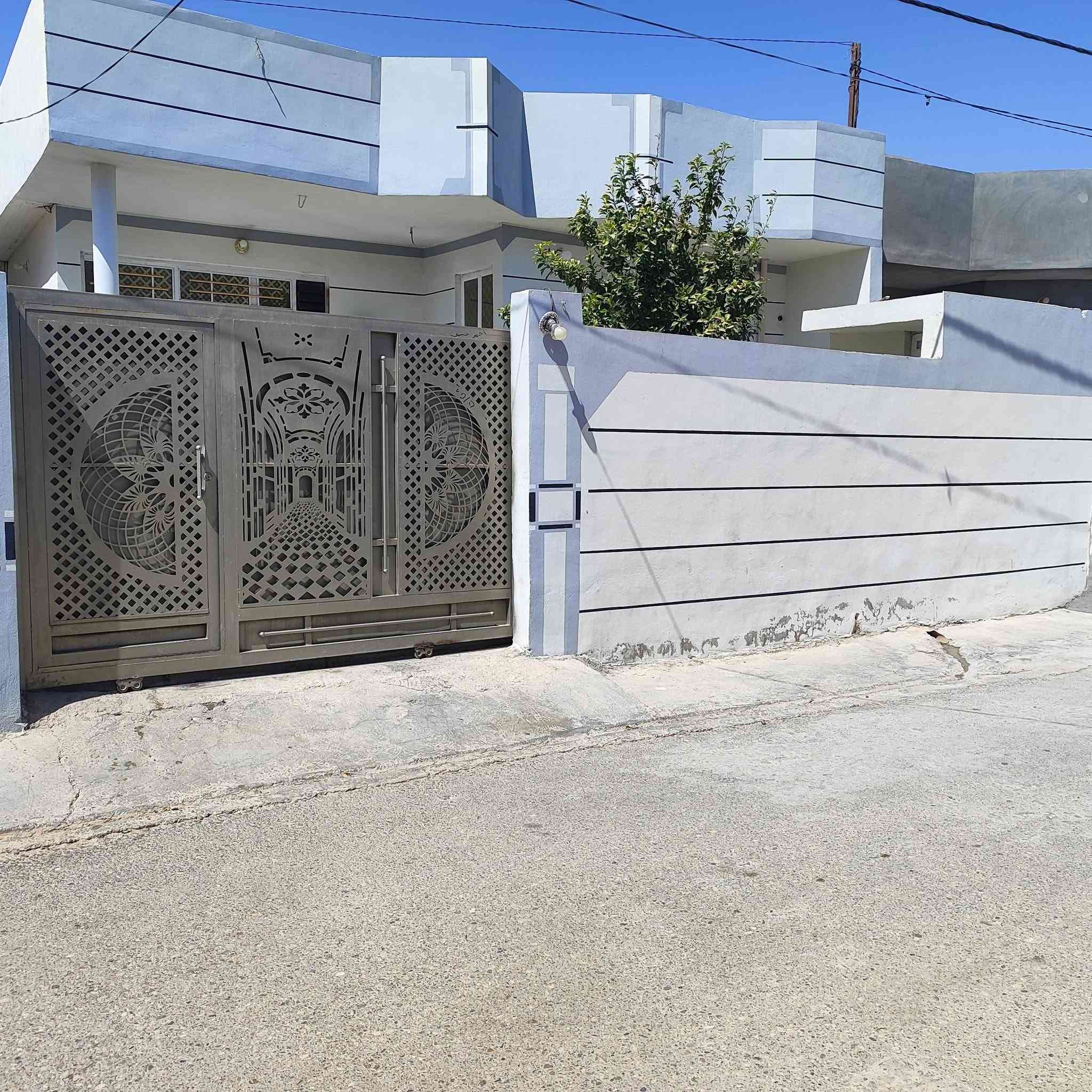 بيت لبيع ب حي الاطفاء جلولاء
ع نهر ديالى مساحه 200م غرفتين جوه وغرفه فوك وصاله ومطبخ واستقبال  وماء اساله وغطاس ع ديالى ل تواصل رقم الهاتف ***********
