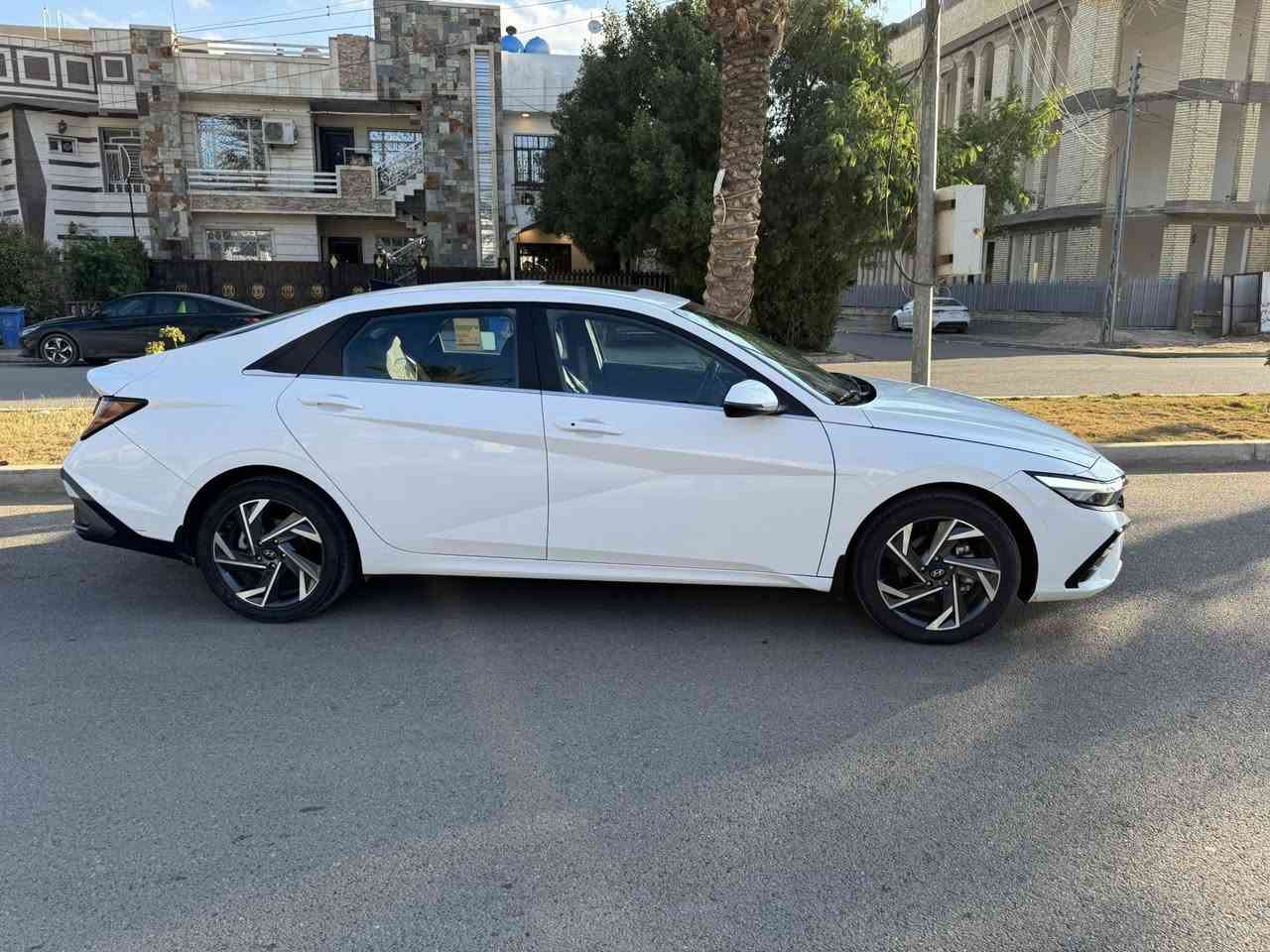 📅 الموديل: 2024
⭐ الفئة: فل كامل
🚘 اللون: أبيض
📍 الوارد: خليجي

🔧 المحرك والقير:
▪️ محرك 2.0 بنزين اقتصادي
▪️ قير أوتوماتيك ناعم
▪️ دفع أمامي

🎯 الراحة والتقنيات:
▪️ تشغيل بصمة + دخول ذكي
▪️ شاشة لمس كبيرة
▪️ Apple CarPlay / Android Auto
▪️ مكيف أوتوماتيك
▪️ مثبت سرعة
▪️ شاحن لاسلكي
▪️ فتحة سقف ☀️

🛡️ الأمان:
▪️ كاميرا خلفية
▪️ حساسات أمامية وخلفية
▪️ نظام مانع انزلاق
▪️ ABS + EBD
▪️ مساعد المسار
▪️ نظام النقطة العمياء

✨ الخارجية:
▪️ مصابيح LED أمامية وخلفية
▪️ جنوط ألمنيوم
▪️ مرايا كهربائية مع إشارات

📌 الحالة:
▪️ استخدام شخصي
▪️ نظيفة جدًا
▪️ خالية من الحوادث بيها رصعة على كد الابرة بدون بارد وبدون صبغ كفالة عامة
▪️ جاهزة للفحص

💰 السعر: 190 قابل للتفاوض للجادين
📍 الموقع: بغداد – السيدية
📞 التواصل: ***********
