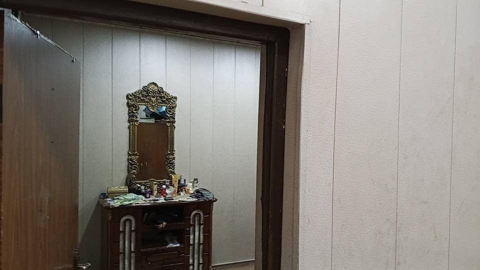 البيت مكون من بابين خارجية باب كراج+باب اشخاص 
بداية البيت كراج وطرمة وحمام خارجي من بعدها يوجد مدخلين مدخل للهول ومدخل للصالة ويوجد أيضاً غرفة نوم ومطبخ كبير وحمام وطرمة أو منور كبير نهاية البيت هذا في الطابق الارضي 
أما في الطابق الثاني يوجد ثلاث غرف نوم كبيرة احداهم سويت فيها حمام+مطبخ 
بيت للسكن أو ممكن يقسم إلى ثلاثة بيوت من بعد الهدم والبناء 
البيت بسعر مناسب جداً 270 مليون دينار عراقي (المتر 1٫5مليون)
العنوان بغداد الحرية الثالثة 
يقع ما بين شارع الثالثة وبين شارع ذو سايدين (شارع المعارض)
الاتصال:***********
               أبو علي 
مقاسات الغرف 
الصالة: 4×8
الهول: 5×4
المطبخ:5×4
المنور الخلفي:3٫5×4٫5
والغرف كلها باحجام مختلفة أصغر غرفة حجمها:4×4 بغداد, العراق
